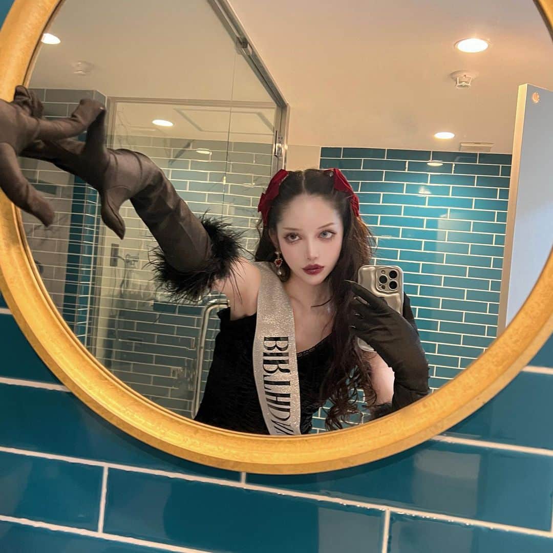 のインスタグラム：「🎀🥂🤎」