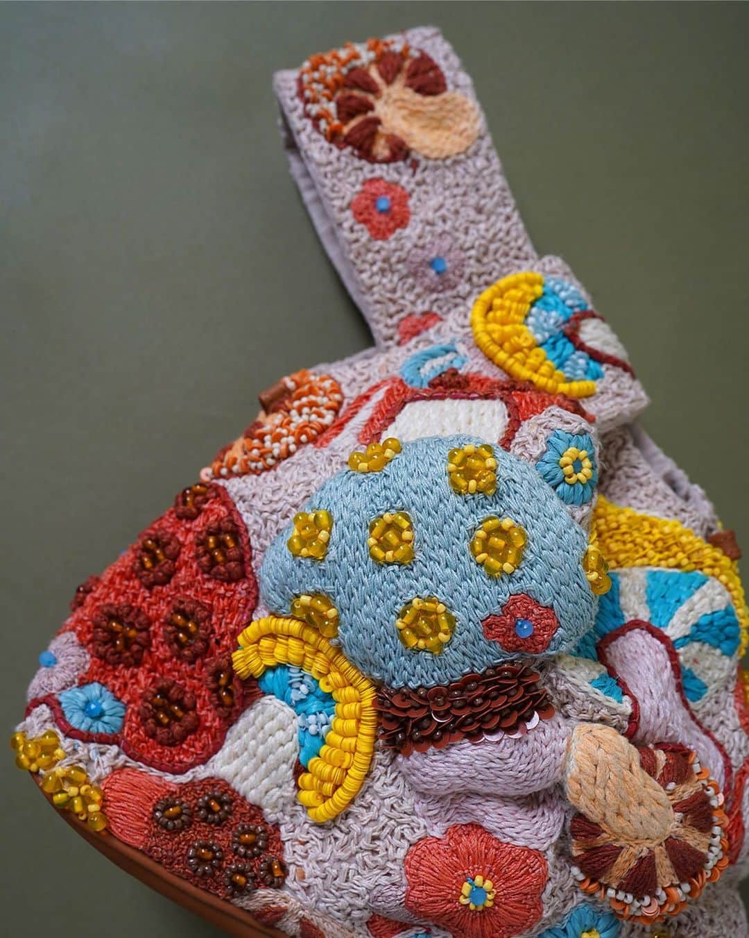 ジャマンピュエッシュさんのインスタグラム写真 - (ジャマンピュエッシュInstagram)「Exquisite graphic mushrooms are hand-embroidered in 3D, unique craftsmanship makes this bag truly magic. #jaminpuech #embroideryart #mushrooms #embroideredbag #eveningbag」4月6日 19時46分 - jaminpuech