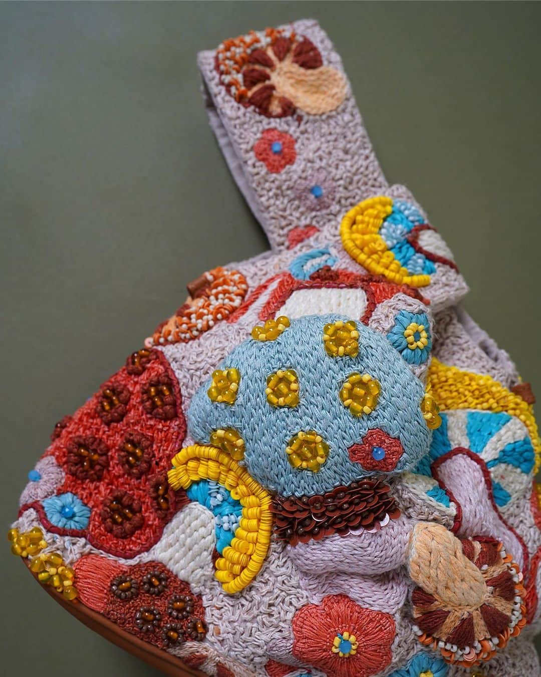 ジャマンピュエッシュのインスタグラム：「Exquisite graphic mushrooms are hand-embroidered in 3D, unique craftsmanship makes this bag truly magic. #jaminpuech #embroideryart #mushrooms #embroideredbag #eveningbag」