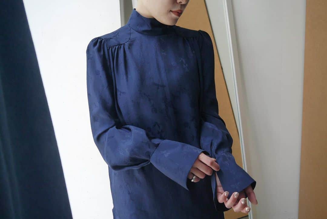 MIDWEST TOKYO WOMENのインスタグラム：「@mamekurogouchi  Crane pattern jacquard shirt navy / white」