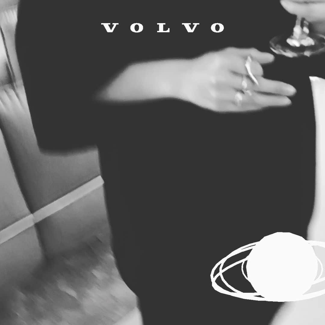 Aya（高本彩）さんのインスタグラム写真 - (Aya（高本彩）Instagram)「ステナビリティ先進国であるスウェーデンに本社があるVolvo 🌳 4月8日に外苑前にオープンするVolvoの新しいショールームVolvo Studio Tokyoにお邪魔してきました🌳 100％リサイクル素材を内装に使用した車種を発表していたVolvoの取り組みが気になっていたのですが専用アプリでゲームをしながらVolvoのサステナビリティの取り組みを学ぶことができました。 見て体験するだけでも満足な空間。  "世界初"電気自動車専用のスタジオでVolvoのシュミレーターを使ってVolvoのEV自動車を実際に運転しているような体験もできます😳  #volvostudiotokyo #volvo @volvocarjp」4月6日 19時41分 - aya_dream04