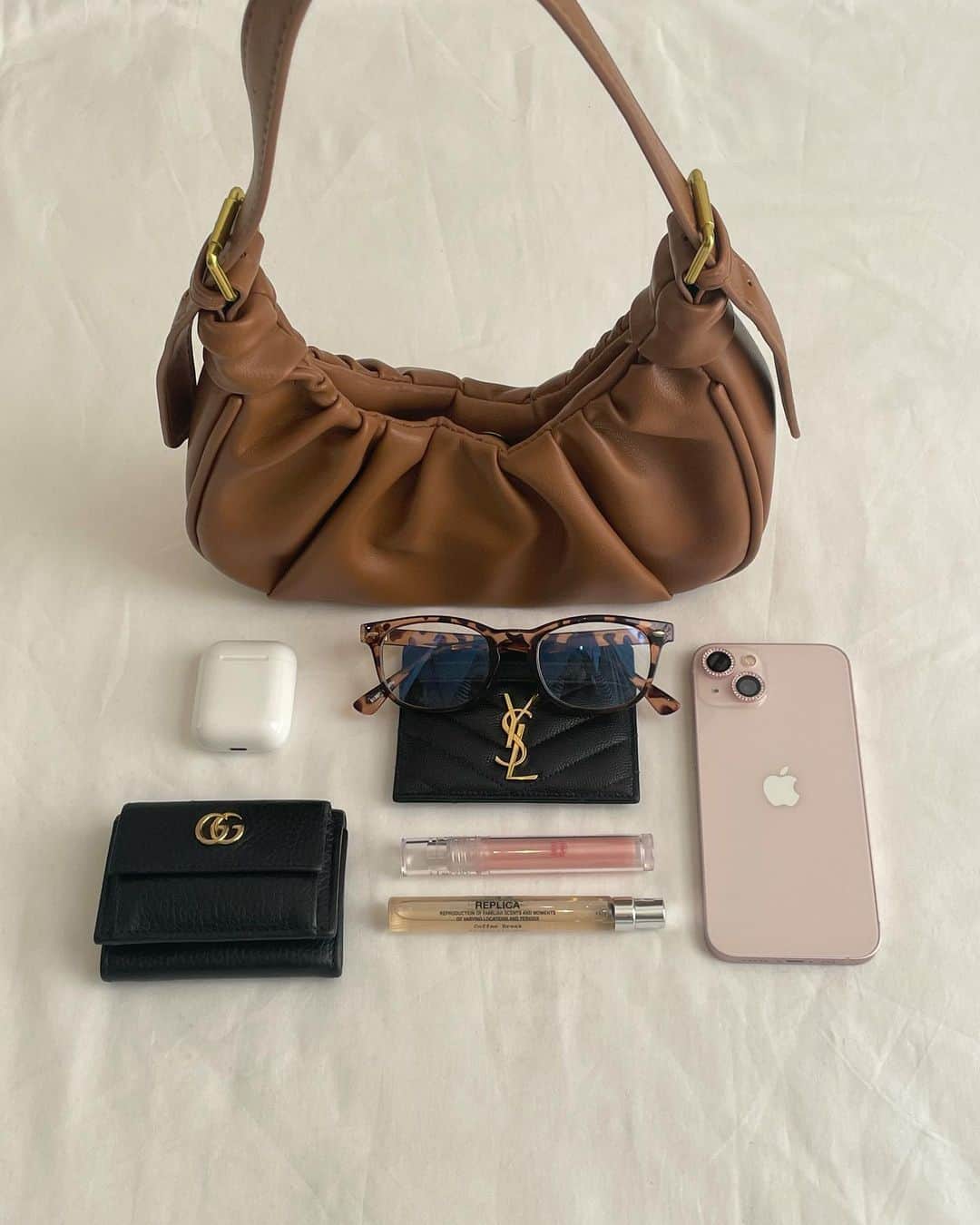 のインスタグラム：「What do you guys carry in your bags? We'd love to know!✨️ ㅤㅤㅤㅤㅤㅤㅤㅤㅤㅤㅤㅤㅤ ㅤㅤㅤㅤㅤㅤㅤㅤㅤㅤㅤㅤㅤ」