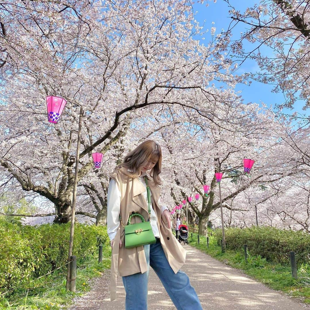 はづきてぃのインスタグラム：「・ 桜の寿命短すぎて🥲🥲🥲 せめて1ヶ月は満開でいて欲しい😂🌸 ・ 最後の写真は必殺顎隠し🤣🤣🤣  #権現堂桜堤 #権現堂公園 #お花見 #お花見スポット #菜の花畑 #桜と菜の花 #お花見コーデ #お花見デート #埼玉お花見スポット #埼玉桜 #桜の名所 #春デート #春服 #春コーデ #デートスポット #カップルデート #カップルの日常 # やすはづカップル」