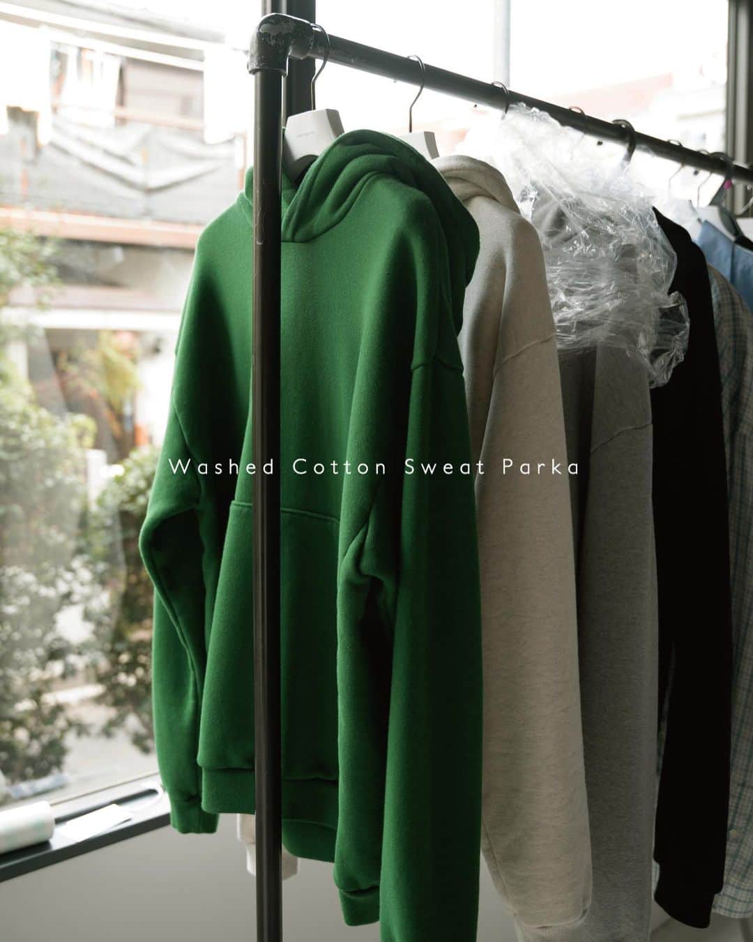 UNDECORATED MANのインスタグラム：「. 【オンライン限定アイテム】 Washed Cotton Sweat Parka  オールシーズン着用できるコットン裏毛パーカーです。 肌側の糸に7番糸の太糸を使用してボリューム感を出しました。 製品で洗いと柔軟加工を施し、弾力感のあるもっちりとした風合いに仕上げています。 胸元の刺繍がアクセントになったスタンダードなアイテムです。  素材名：30/7 コットン テリー  原料産地：インド  生地生産地：和歌山県  素性：コットン100%   #undecorated #アンデコレイテッド」