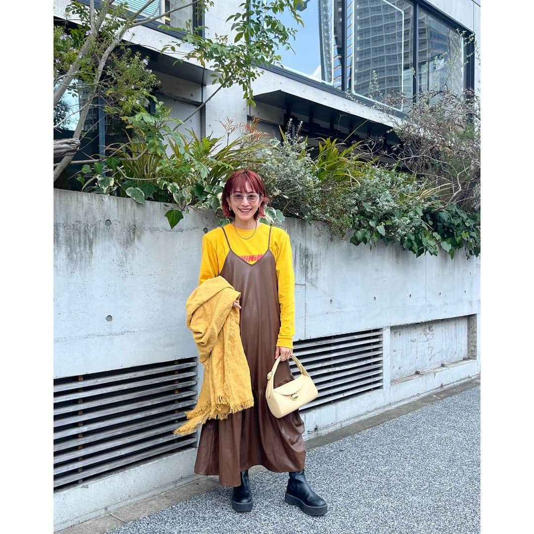 EMILY/BLUEさんのインスタグラム写真 - (EMILY/BLUEInstagram)「先日の母ちゃん🌼 この時期はストールがほんと使えるよねぇ〜🌼 グレーとかは持ってるから、 初めてこんな山吹色を新調🌼 夏のベージュコーデにも合いそうだなぁー なんて思ってる🫶🏼 日曜日のフリマ！ 皆さま来てね〜👏🏼🌼 #赤髪 #ヘアカラー #ボブヘア #大人カジュアル #ママファッション #男の子ママ #女の子ママ #コーディネート」4月6日 19時56分 - emilybluejewelry0220