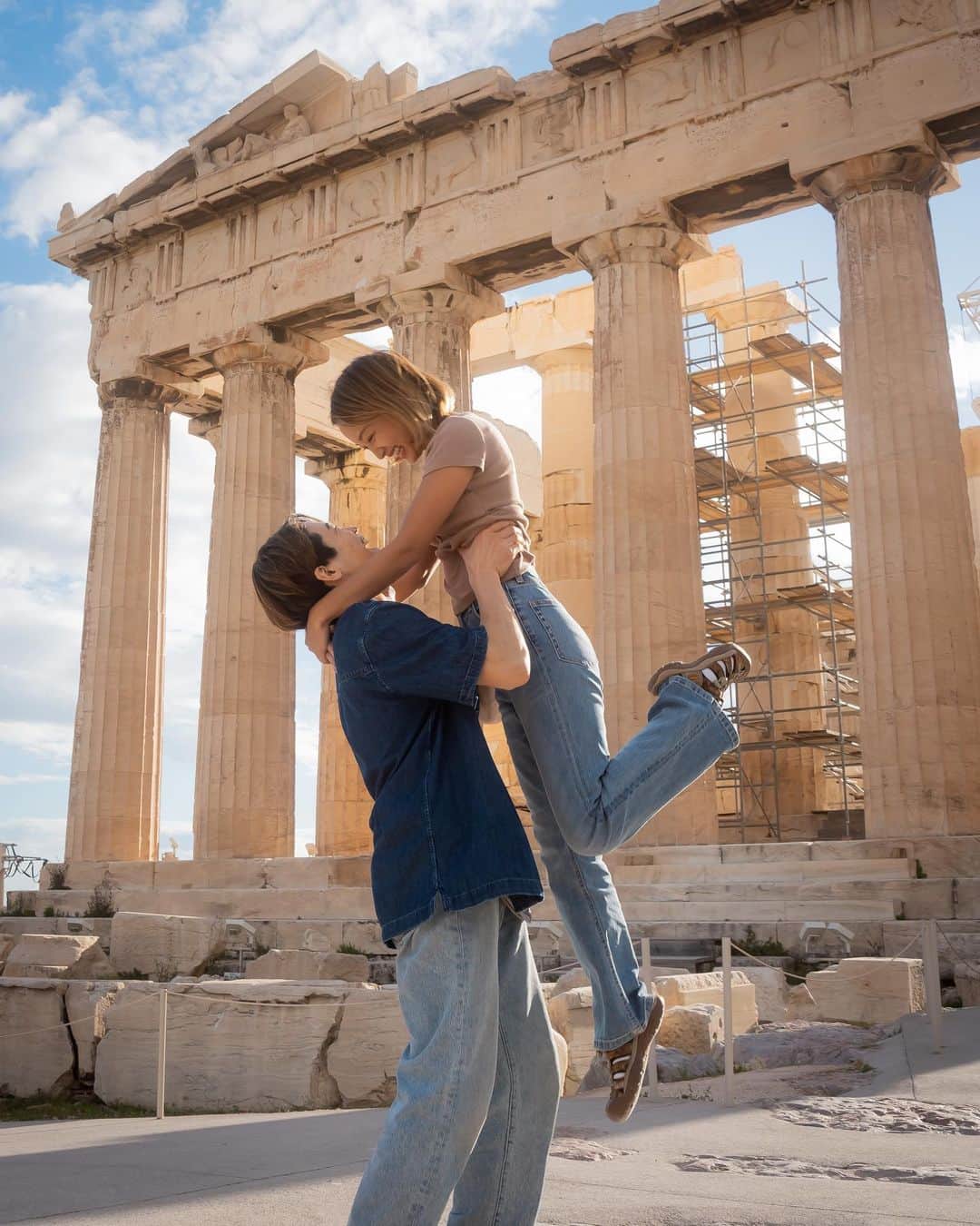 近藤あやさんのインスタグラム写真 - (近藤あやInstagram)「ギリシャ🇬🇷アテネ✨  夫婦でバルカン半島を縦断中！ 31歳、31カ国目、ギリシャに 到着しましたー！！！！  パルテノン神殿と、ここから見る景色、圧倒的存在感🥹💎✨  アテネ自体、半日しかいなかったけど、ここだけでも行って大正解でした😆🪐🌈💖  #ギリシャ #アテネ #greece #Athens #ギリシャ旅行 #Parthenon #acropolis」4月6日 19時55分 - doraemontoaya