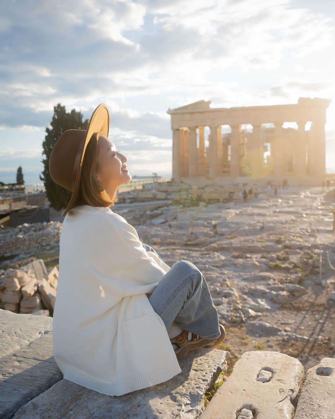 近藤あやさんのインスタグラム写真 - (近藤あやInstagram)「ギリシャ🇬🇷アテネ✨  夫婦でバルカン半島を縦断中！ 31歳、31カ国目、ギリシャに 到着しましたー！！！！  パルテノン神殿と、ここから見る景色、圧倒的存在感🥹💎✨  アテネ自体、半日しかいなかったけど、ここだけでも行って大正解でした😆🪐🌈💖  #ギリシャ #アテネ #greece #Athens #ギリシャ旅行 #Parthenon #acropolis」4月6日 19時55分 - doraemontoaya