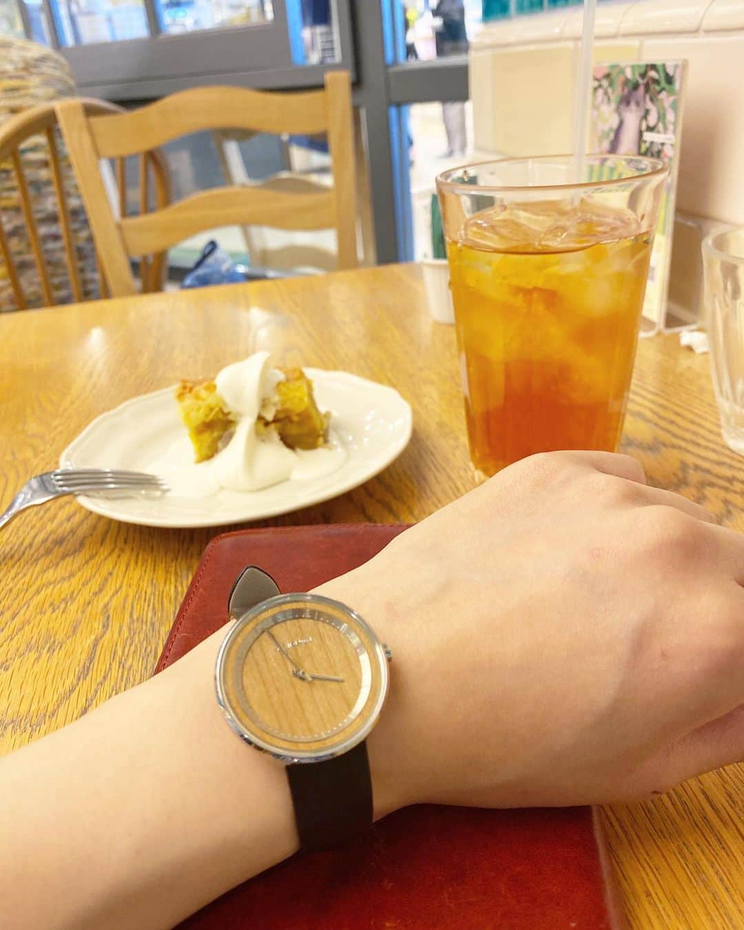 ベルのインスタグラム：「. 仕事終わりにアフタヌーンティーへ。  最近の楽しみは一杯の紅茶orコーヒーと甘いもの。  そこに読書ができる環境が合わさったら、それはもう贅沢というものです。  今まで普通にしてたことだけど、子育て始めてから小さな幸せを見つけるの上手になったなあと。  もちろん魔法は解けてしまうものなので、そろそろ帰らなきゃと腕時計常備のシンデレラはお家に戻りましたとさ。  着用モデルはヴェアホイさんの『SAKURA』。  以前紹介した際はpurpleのベルトをしていましたが、ワンタッチで着せ替え可能です。  落ち着いたダークブラウンを合わせてみると、だいぶ雰囲気変わりますね！  ヴェアホイさんの時計購入の際は、クーポンコード【BELLE】で15%OFFになりますので、ぜひ使ってみてください！※5月31日まで有効  ヴェアホイ公式URL: https://vejrhoj.jp/?aff=225   #腕時計 #桜 #ヴェアホイ #pr #アフタヌーンティー」