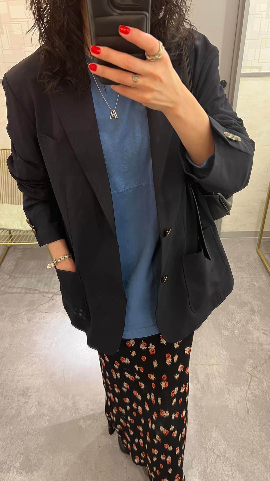 のインスタグラム：「My today's story言うてるけど昨日だけどな🤣👍  昨日のアレコレです🙌 　 　 ジャケットはUNIQLO。 @uniqlo_jp   #ジャケットコーデ #休日コーデ #古着 #花柄スカート #uniqlo  #uniqloコーデ  #ユニクロコーデ #ユニクロ #感動ブレザー #プリン #🍮 #パーソナルスタイリスト」