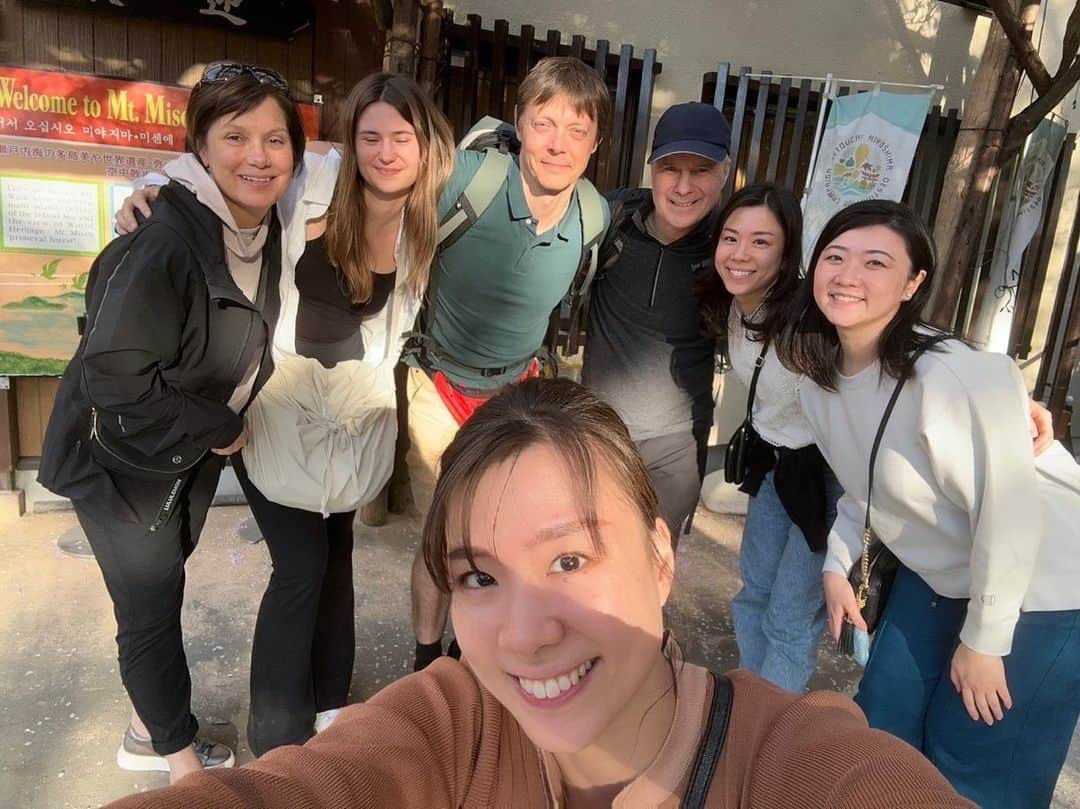 夢花らんのインスタグラム：「New friends❤️ family from canada🇨🇦  もっと英語を勉強して，世界中にお友達を作らなくっちゃ😉とアドバイス🫶 この後はガイドさんの発案で、 英会話レッスンとなりました💕  Thank you become friends🥰 I was happy to talk to you a lot. I'm going to see you in Canada🛩  I promise you❤️  小さい頃から新しい友人を作ることが好きなのか❓ 知らない子と公園で遊び、小学校の校門の前で今日もあそぼって待ってる子がいたり。（あの子は誰だったのかな笑🤣）合同発表会などでも、他のスクールの子と仲良くなっていたり😆 オープンすぎるのも私の短所ですが。人が好きみたいです🫶  #幸せ #英語頑張ろう  #新しい友人 #幸せ #3人とも身体が限界 笑」