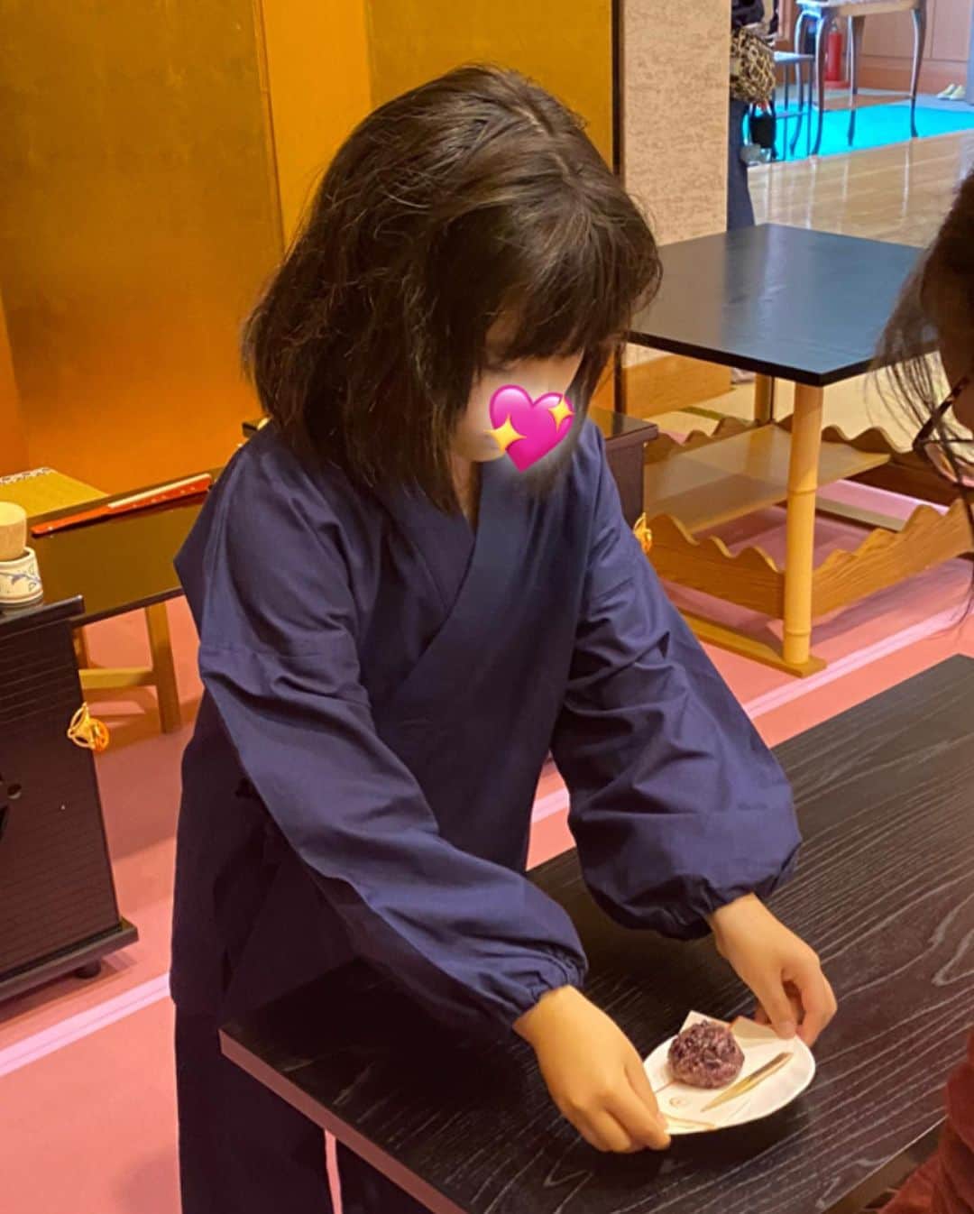 水元秀二郎さんのインスタグラム写真 - (水元秀二郎Instagram)「実家のお寺六水院にて、得度式を承まわり、次女も僧侶になりました☺️そして本日花祭り。 お茶のお手伝いをしっかり頑張りました。大変良くできました。 #愛娘#２人のエルサ#六水院#花祭り#お茶#下ヨシ子#下昇恵」4月6日 19時49分 - gangsta.hidejiro