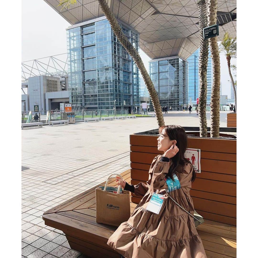 垰智子さんのインスタグラム写真 - (垰智子Instagram)「あらゆるファッション商材が出展する総合展 『FaW TOKYO（ファッションワールド東京）【春】』に 行ってきたよ🌸 . @fashionworld_dg では、 国内外の生地・素材を販売する会社や 服や靴、アクセサリーの会社はもちろん、 アパレル専用の在庫管理システムまで幅広く 出展されてるの😊 . 最新のサスティナブルファッションや 普段お店で買ってるお洋服、鞄など アパレル会社の世界を少し覗けた気がしたよ✨ . いろいろなこだわりが直接企業の方かも聞けるし、 色々と視野が広がってすごく楽しかったよ👗 . . . #PR #fawtokyo #fawtokyo_spirit #デジタルファッション #サステナブルファッション #フェムケア #メタバース #サステナブルコーデ #サステナブル #ファッションワールド東京 #fashionworldtokyo #fashion」4月6日 19時50分 - taotao_tomo