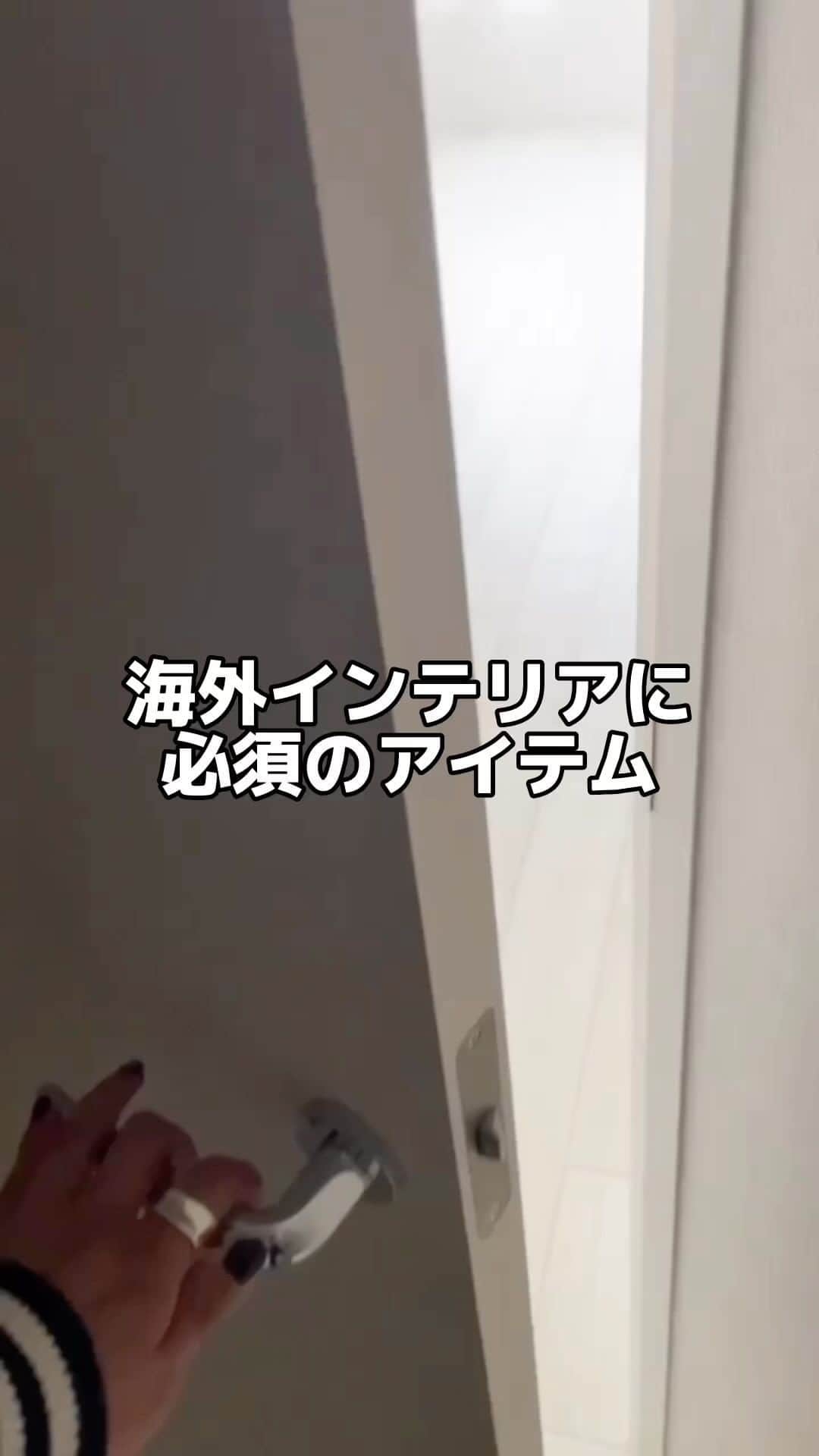 あべじゅんやのインスタグラム：「_ 最後おもっきりぶつけて @kaoyorinakami の時計が🫠🫠  引っ越して半年？くらい ほぼほぼ部屋完成した！ あとは小物類を集める！ 雑誌とか置き物とか！  このあたりのアイテムは 海外インテリアに近づけるのに 必要だと思う！☺︎  他にもこれ必須！ってやつ あったら教えて☺︎☺︎  #インテリア #ルームツアー#韓国インテリア#コンクリート打ちっぱなし#littlerooms#一人暮らし#引越し」