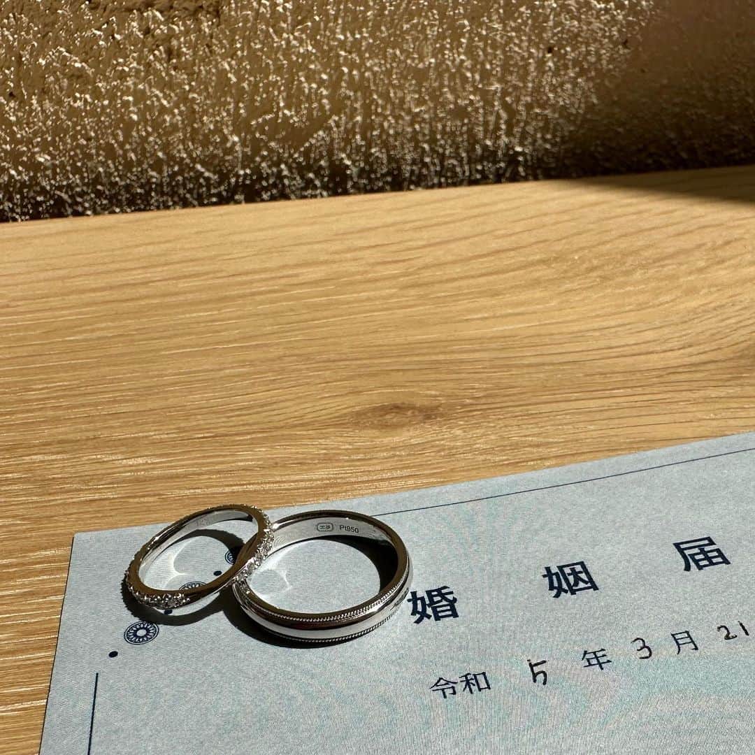 りこさんのインスタグラム写真 - (りこInstagram)「婚姻届はブライダルフェアでもらったもので提出しました✒️  東京やったから、色々不安やったけど何事もなくて良かった😮‍💨  バタバタやったけど、一生忘れない いい思い出 ^^  #入籍 #ウェディング #婚約指輪 #結婚指輪 #marriedrings #engagementring #wedding」4月6日 19時52分 - h_rico16