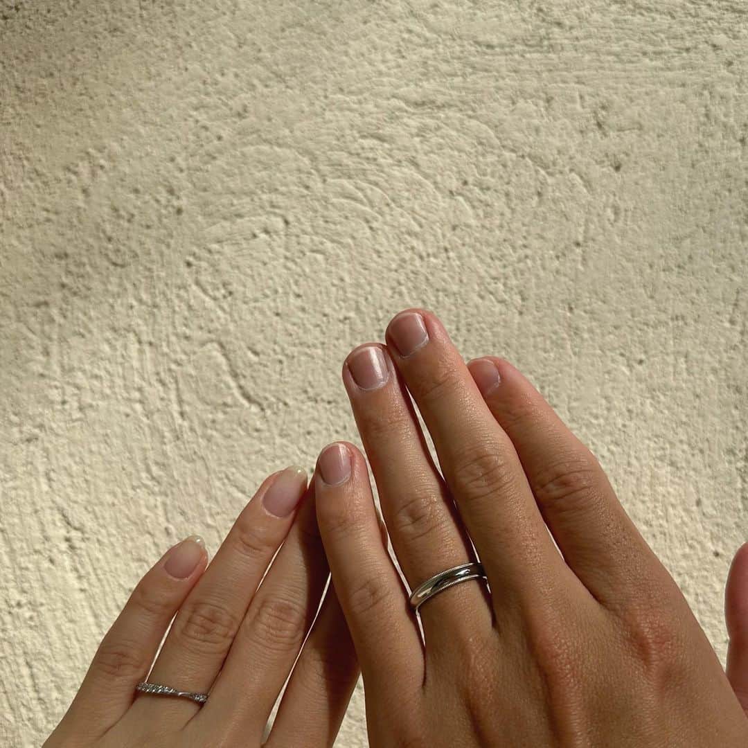 りこさんのインスタグラム写真 - (りこInstagram)「婚姻届はブライダルフェアでもらったもので提出しました✒️  東京やったから、色々不安やったけど何事もなくて良かった😮‍💨  バタバタやったけど、一生忘れない いい思い出 ^^  #入籍 #ウェディング #婚約指輪 #結婚指輪 #marriedrings #engagementring #wedding」4月6日 19時52分 - h_rico16