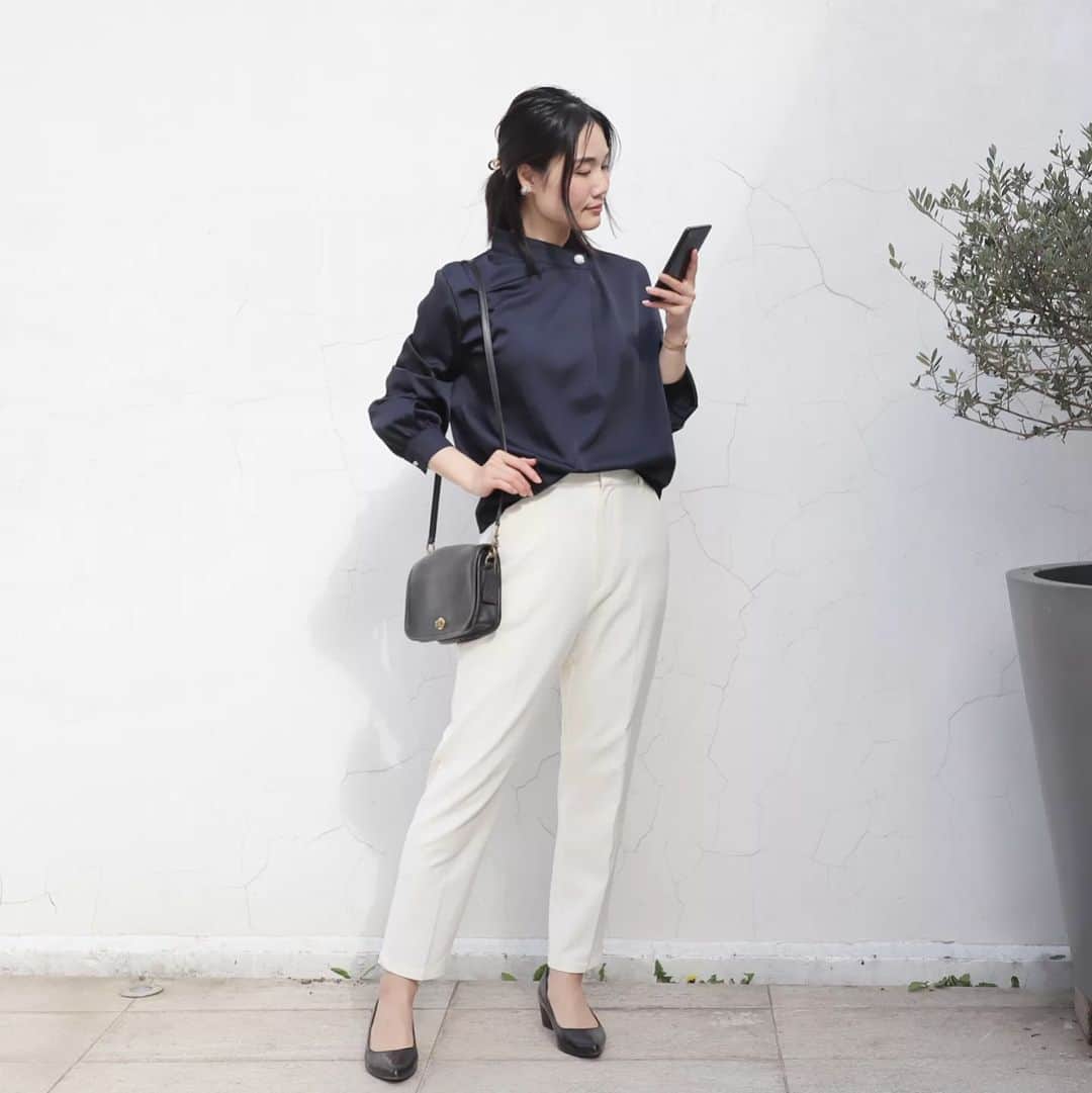 Eri Satoのインスタグラム：「【navy×whiteコーデ】 shirt: @aquagarage shoes: @lisavicky_japan · @aquagarage の パールボタンブラウス · 珍しくネイビー😳 とろみがあってツヤ感のある素材なので きちんとしたいときにピッタリ☺️ パールボタンのおかげでアクセサリーがなくても華やか✨ · 今日から息子は新学期🙌 突然ご飯の準備をしてくれるように😂 いつまで続くかなー💓笑 · · #aquagarage#アクアガレージ #高身長コーデ#ママコーデ#カジュアル#ブラウスコーデ #ファッション#コーディネート#プチプラ#プチプラコーデ#春コーデ#パンツコーデ#mamagirl#locari#partegram#きれいめカジュアル#お洒落さんと繋がりたい」