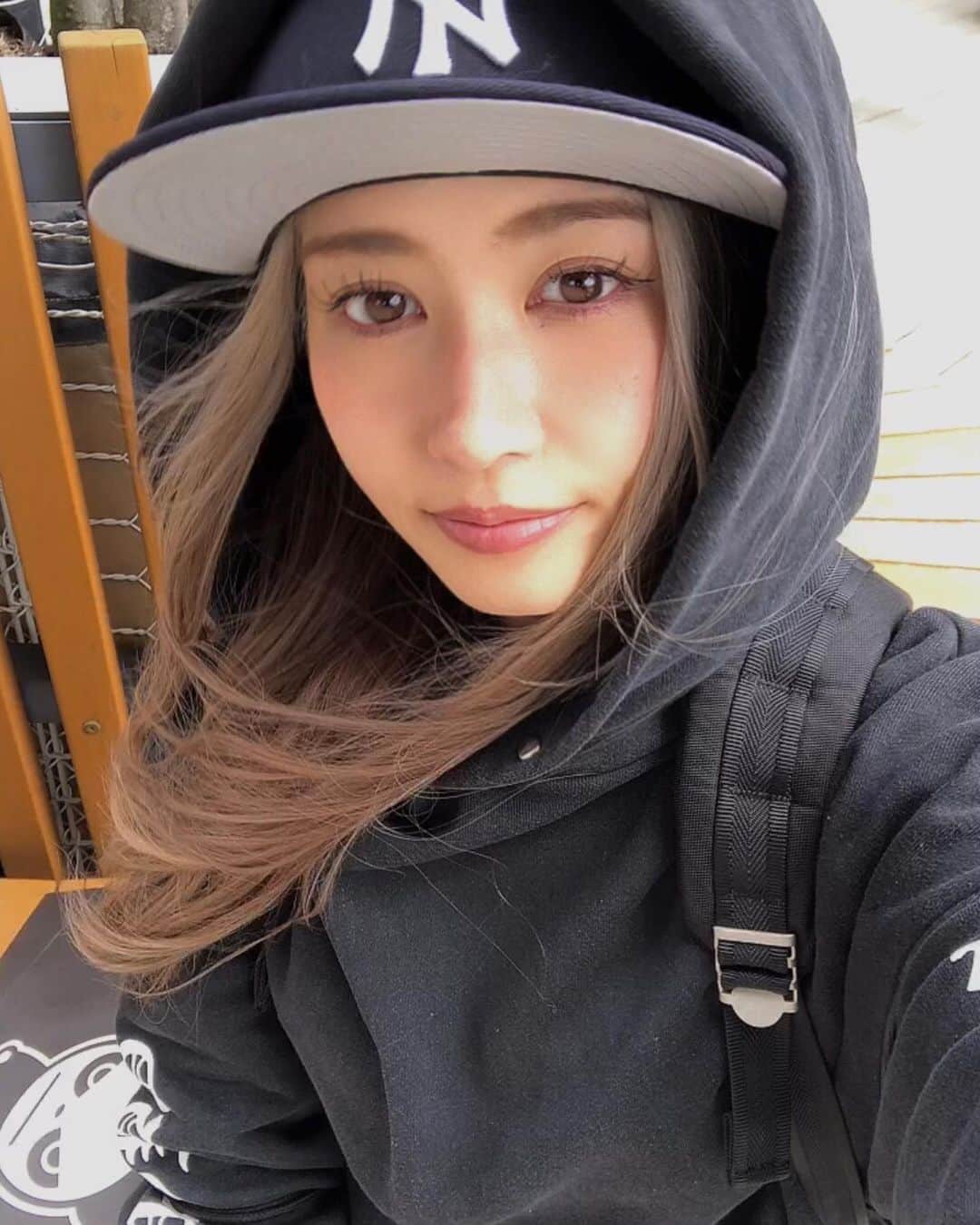 Mihoのインスタグラム：「毎年恒例 FaW TOKYO(ファッションワールド東京【春】) @fashionworld_dg へ行ってきた👣  アパレル、シューズ、バッグなどあらゆるファッション商材が出店する総合展。今年は中国のアパレルブランドが増えた印象✈️  写真2枚目 会場で一際目立っていた🐼こちらも中国のストリートブランド。AI体験もできて楽しかった＆ノベルティもいただいちゃった🤍  写真3枚目 サスティナブルがテーマだったので今まで見かけなかったフェムケア系アイテムで吸水ショーツも見かけたな。やっぱ流行ってるよね。  写真4枚目 古着屋さんが手がけるアップサイクル商品  写真5枚目 みんな知ってるヘインズ、サスティナブルをコンセプトにライフスタイルラインも新たにスタートしたみたい。  もちろんOEM/ODMの商談も。工場探している人やトレンドの流れを知りたい人、何かきっかけになることもあるかも☺️🔥  定期的に開催されてるし、足を運べなくても出店企業の情報などオフィシャルサイトで情報チェックできるよ。 気になる方は是非チェックしてみてね！  #PR #fawtokyo #FaWTOKYO_spirit #デジタルファッション #サステナブルファッション #フェムケア #メタバース #サステナブルコーデ #サステナブル #ファッションワールド東京 #fashionworldtokyo」