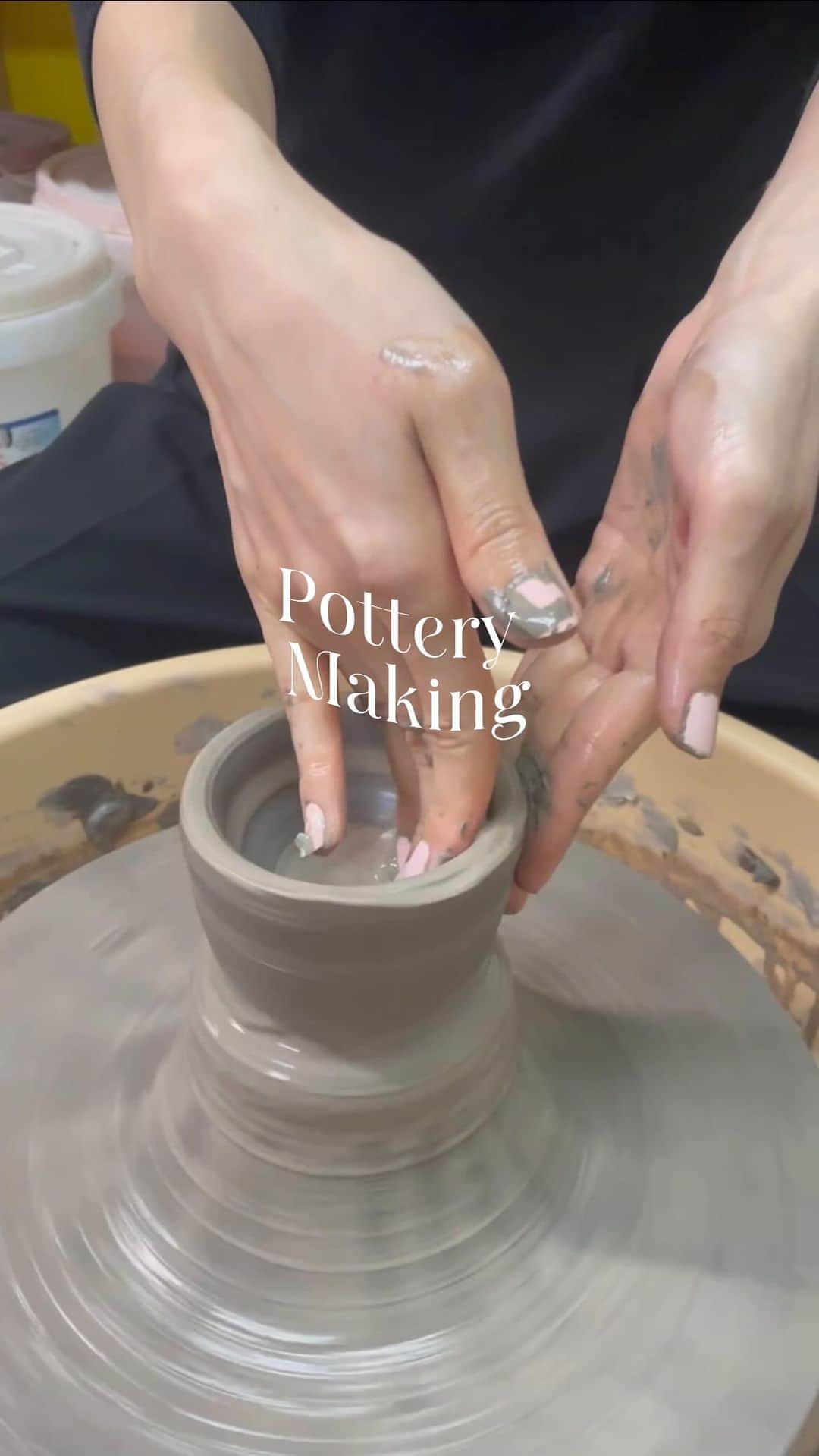 渡邉真梨奈のインスタグラム：「ついに！！できました✨  完成形を見ると更に愛着が...♡ 大切に使いたいと思います！  花瓶に関しては笑わないでね🤣 (手のひらサイズ)こんな小さい花瓶ある？笑  次回やる時は、もっと大きな作品つくりたいなっ  #陶芸体験 #陶芸作品 #初めて  #potterymaking #potteryclass」