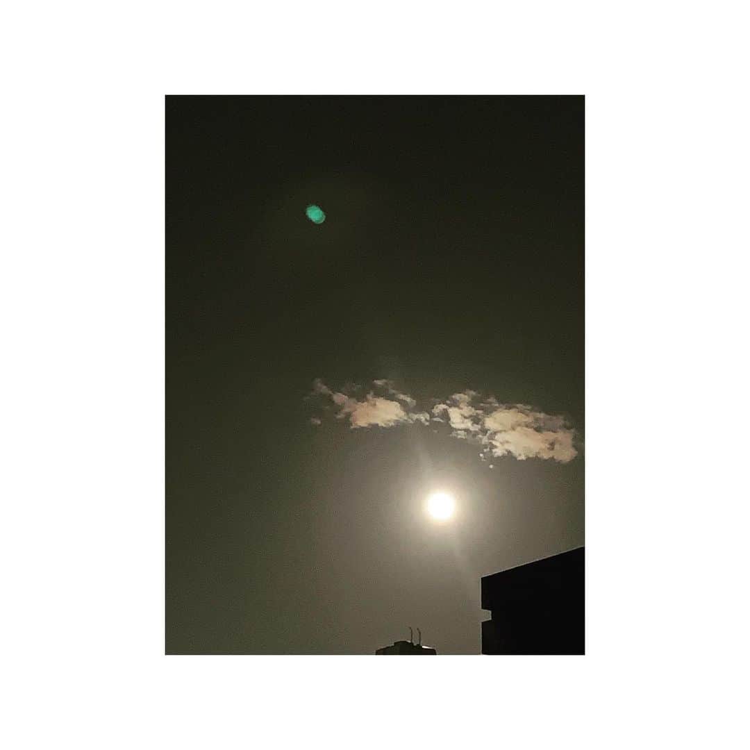 きよこさんのインスタグラム写真 - (きよこInstagram)「☺︎ 🌕 #photooftheday  #fullmoon  *  どこに行っても空を見上げるのは変わらない。 春分後初の満月。 月明かりを深呼吸して。」4月6日 19時58分 - kiyoco_smily