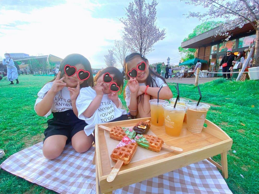 薬師寺美菜子のインスタグラム：「▷▶ . おやつTIME ·͜· ♡ . . #てんしば#cafe#ピクニック#snack#snacktime#天王寺#天王寺カフェ」