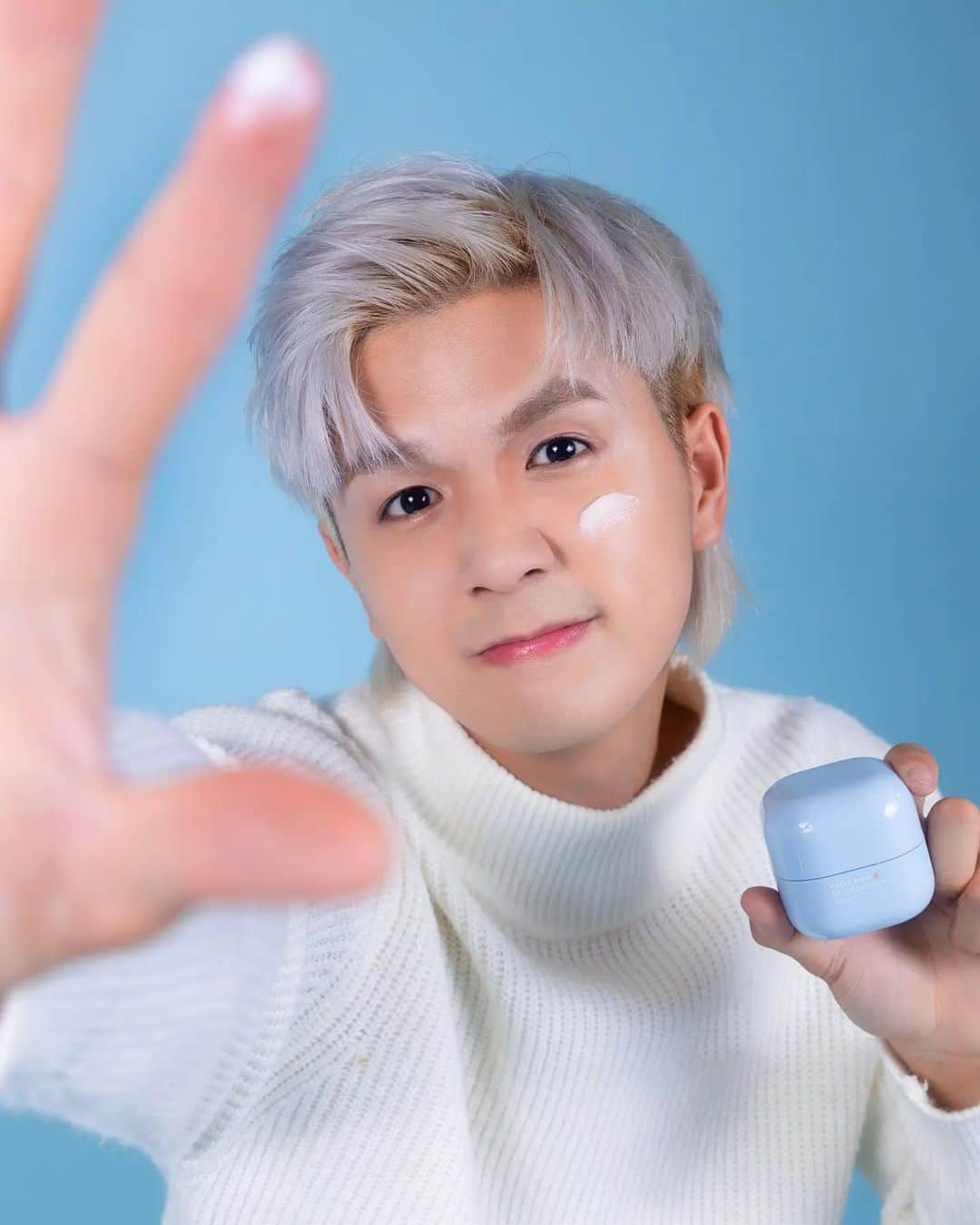 蔡常勇のインスタグラム：「慢慢理解世界，慢慢更新自己🫶🏻  Laneige的Water Bank Blue Hyaluronic Cream😍 可帮助保持水份高達100小時 💯 同时还有修复肌肤的功效 可增强肌肤屏障能力  讓肌肤更加健康、柔软、有彈性！  搭配Water Bank Blue Hyaluronic Serum更可以迅速让肌肤提高水分有效缓解皮肤干燥、粗糙等问题 💯  免費禮物來啦🎁 現在加入Laneige会员还可以获取一份限量版的Walter Tote Bag，還等什麼，快到任何一间Laneige店面询问更多详情 🤩  #LaneigeMY #WaterBank #UltimateBarrier」