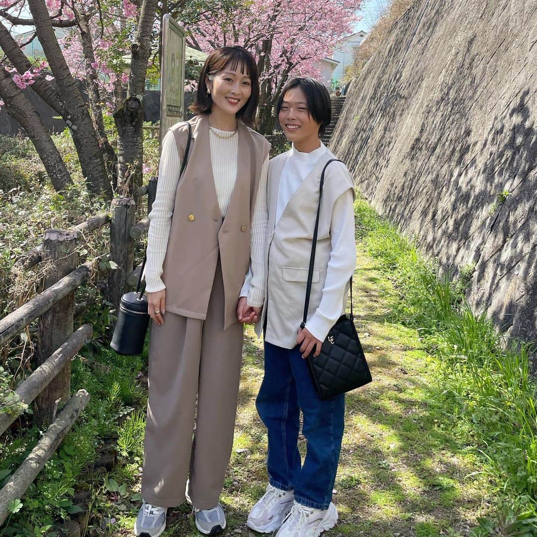 のインスタグラム：「〻link code〻 ・ ・ ・ 娘とお花見コーデ🌸 ジレをリンクしたよ〜🫶 娘、靴だけデカすぎない？！😂 ・ 新学期、こっちは月曜から💡東京では今日からみたい☘️新5年生、どんなクラスかな〜楽しみ🥰3枚目の写真大人っぽくてお気に入り🌸 ・ tops @style_mixer gilet @vis_jp  bottoms @pichi__official bag @select.shop.jbg だよ〜🏷 ・ ・ #ファッション#コーデ#fashion#ママ#ママコーデ#プチプラコーデ#大人カジュアル#ヘアアレンジ#大人可愛い#シンプルコーデ#158cmコーデ #mamagirl#ママリ#ママリファッション#lucrajp#親子リンクコーデ#ヘアアレンジ#カジュアルコーデ#オトナカジュアル#レディースファッション#着回しコーデ#お花見コーデ#春コーデ」