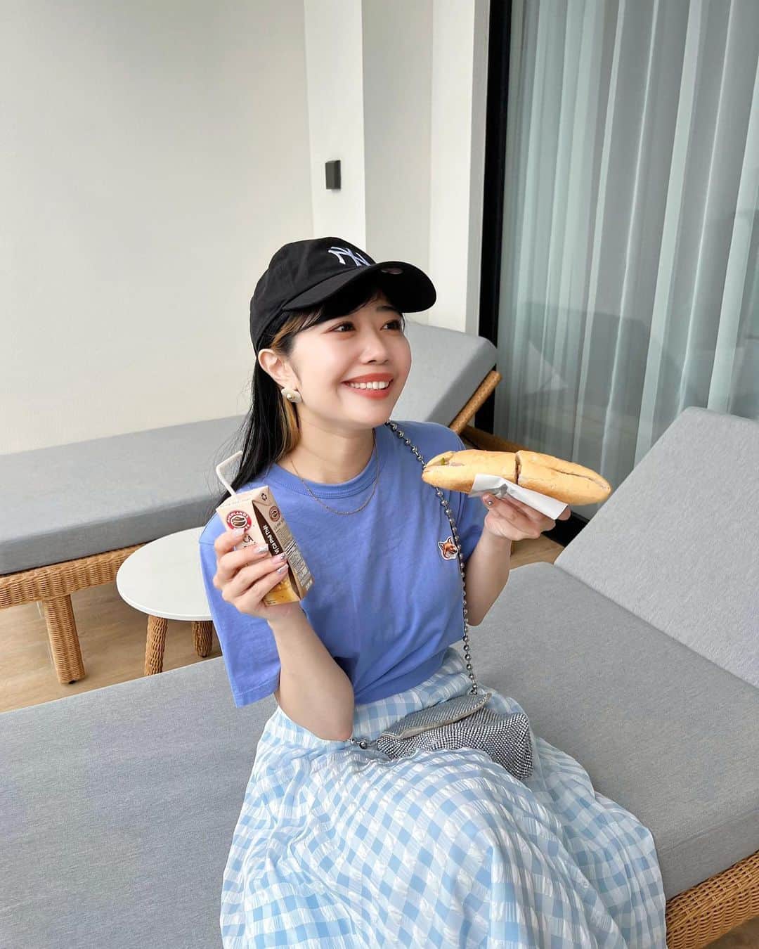 中島奈津希さんのインスタグラム写真 - (中島奈津希Instagram)「👩🏻‍🤝‍👩🏼🏨🌙🇻🇳 ⁡ ⁡ ⁡ プールが充実し過ぎて 前回ほぼプールだけで10スライドが終わった #ダナン三日月 投稿。笑  @danang.mikazuki  ⁡ 今回はお部屋やカフェ、レストランについて🏨🌙 (プールの写真は前回の投稿を見てね👀) ⁡ ⁡ ⁡ ⁡ ⁡ ⁡ ホテルの中にカフェがあったので お出かけする前に行ってみたよ☕️(1枚目) ⁡ ⁡ ☑︎Co Co Cafe ⁡ 目の前にはプールがあるから遊ぶ前後に行っても良さそう🫢✨✨ 私はピスタチオやココナッツ、バナナなどが入ったcocoスムージーを飲んだよ🍹🏝️ フルーティーでめちゃくちゃ美味しくて一瞬でなくなりました。笑 ⁡ ⁡ ⁡ ⁡ ⁡ ⁡ そして、 どうしても紹介したかったお部屋🥹✨✨ ⁡ 3枚目の動画で載せたけど めっっっちゃくちゃ広くない😍😍？！ 全室オーシャンビューだから眺めも最高🫶 全室露天風呂付きだから 景色を眺めながらお風呂に入れるという贅沢空間です😮‍💨♡ ⁡ ⁡ ⁡ 朝ごはんは、 ⁡ ☑︎The Blue でビュッフェ🍴 定番メニューはもちろん、 ベトナム料理や日本食もあったよ🙆🏼‍♂️ 海外旅行の時に日本食があると安心するよね。 そして、しっかり美味しかった♡ ⁡ 私たちはフォーが美味しくておかわりしました。笑 フルーツももりもり食べました。笑 ⁡ ⁡ ⁡ ⁡ ⁡ 最終日には＂AN SPA＂へ💆🏻‍♀️ ⁡ んもーーーーーーー最高😮‍💨♡ ⁡ 施術する前までお姉ときゃっきゃ喋ってたのに 一瞬で喋らなくなるぐらい気持ちよかった😂笑 スタッフの方も優しくて とってもおすすめ🧖🏻‍♀️✨ ⁡ ⁡ ⁡ ⁡ 6枚目は しすてぃーぬさんにおすすめしてもらった ベトナムのサンドイッチ🥪＂#バインミー ＂ ⁡ 持ち帰りしてベランダで食べたよ🫶 味の濃さといい私の大好きな味でした！ これもベトナム行ったらぜひ食べて欲しい🥹🩷 お勧めしてくれたしすてぃーぬさんありがとう！！ 今回は1度しか食べられなかったけど 次は2個以上食べるんだ！！と決意しました。笑 ⁡ ⁡ ⁡ ⁡ ⁡ ⁡ ⁡ ⁡ 内容盛りだくさんなホテル投稿どうだったかな？？🫢🩷 ⁡ ホテルだけでも1日楽しめちゃうし 全部楽しもうと思ったら1日じゃ足りないぐらい いろいろ充実したホテルでした🏨✨ ⁡ 日本語対応のスタッフさんもいるし 初めての方も安心ポイントたくさんだと思う🙆🏼‍♂️ ⁡ --------------------------------------- 🏨 Da Nang Mikazuki Japanese Resorts & Spa/ #ダナン三日月  --------------------------------------- ⁡ ⁡ まだまだダナン投稿つづきます🫡🩷 ☁️☁️☁️☁️☁️☁️☁️☁️☁️☁️☁️☁️☁️☁️ @nakajimasisters_jp ←#中島姉妹 アカウント👭🏻 #DaNangMikazuki #MikazukiWaterPark365 #hotelmikazuki #CongviennuocMikazuki #MikazukiOnsen #Mikazukihotel #Mikazuki  #ダナン三日月 #ダナンホテル #LOVETABI#danang#Vietnamdanang#おなつ旅#おなつ旅inVietnam  @lovetabi_travel」4月6日 19時59分 - nakajima_natsuki