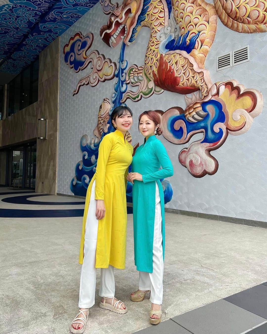 中島奈津希さんのインスタグラム写真 - (中島奈津希Instagram)「👩🏻‍🤝‍👩🏼🏨🌙🇻🇳 ⁡ ⁡ ⁡ プールが充実し過ぎて 前回ほぼプールだけで10スライドが終わった #ダナン三日月 投稿。笑  @danang.mikazuki  ⁡ 今回はお部屋やカフェ、レストランについて🏨🌙 (プールの写真は前回の投稿を見てね👀) ⁡ ⁡ ⁡ ⁡ ⁡ ⁡ ホテルの中にカフェがあったので お出かけする前に行ってみたよ☕️(1枚目) ⁡ ⁡ ☑︎Co Co Cafe ⁡ 目の前にはプールがあるから遊ぶ前後に行っても良さそう🫢✨✨ 私はピスタチオやココナッツ、バナナなどが入ったcocoスムージーを飲んだよ🍹🏝️ フルーティーでめちゃくちゃ美味しくて一瞬でなくなりました。笑 ⁡ ⁡ ⁡ ⁡ ⁡ ⁡ そして、 どうしても紹介したかったお部屋🥹✨✨ ⁡ 3枚目の動画で載せたけど めっっっちゃくちゃ広くない😍😍？！ 全室オーシャンビューだから眺めも最高🫶 全室露天風呂付きだから 景色を眺めながらお風呂に入れるという贅沢空間です😮‍💨♡ ⁡ ⁡ ⁡ 朝ごはんは、 ⁡ ☑︎The Blue でビュッフェ🍴 定番メニューはもちろん、 ベトナム料理や日本食もあったよ🙆🏼‍♂️ 海外旅行の時に日本食があると安心するよね。 そして、しっかり美味しかった♡ ⁡ 私たちはフォーが美味しくておかわりしました。笑 フルーツももりもり食べました。笑 ⁡ ⁡ ⁡ ⁡ ⁡ 最終日には＂AN SPA＂へ💆🏻‍♀️ ⁡ んもーーーーーーー最高😮‍💨♡ ⁡ 施術する前までお姉ときゃっきゃ喋ってたのに 一瞬で喋らなくなるぐらい気持ちよかった😂笑 スタッフの方も優しくて とってもおすすめ🧖🏻‍♀️✨ ⁡ ⁡ ⁡ ⁡ 6枚目は しすてぃーぬさんにおすすめしてもらった ベトナムのサンドイッチ🥪＂#バインミー ＂ ⁡ 持ち帰りしてベランダで食べたよ🫶 味の濃さといい私の大好きな味でした！ これもベトナム行ったらぜひ食べて欲しい🥹🩷 お勧めしてくれたしすてぃーぬさんありがとう！！ 今回は1度しか食べられなかったけど 次は2個以上食べるんだ！！と決意しました。笑 ⁡ ⁡ ⁡ ⁡ ⁡ ⁡ ⁡ ⁡ 内容盛りだくさんなホテル投稿どうだったかな？？🫢🩷 ⁡ ホテルだけでも1日楽しめちゃうし 全部楽しもうと思ったら1日じゃ足りないぐらい いろいろ充実したホテルでした🏨✨ ⁡ 日本語対応のスタッフさんもいるし 初めての方も安心ポイントたくさんだと思う🙆🏼‍♂️ ⁡ --------------------------------------- 🏨 Da Nang Mikazuki Japanese Resorts & Spa/ #ダナン三日月  --------------------------------------- ⁡ ⁡ まだまだダナン投稿つづきます🫡🩷 ☁️☁️☁️☁️☁️☁️☁️☁️☁️☁️☁️☁️☁️☁️ @nakajimasisters_jp ←#中島姉妹 アカウント👭🏻 #DaNangMikazuki #MikazukiWaterPark365 #hotelmikazuki #CongviennuocMikazuki #MikazukiOnsen #Mikazukihotel #Mikazuki  #ダナン三日月 #ダナンホテル #LOVETABI#danang#Vietnamdanang#おなつ旅#おなつ旅inVietnam  @lovetabi_travel」4月6日 19時59分 - nakajima_natsuki