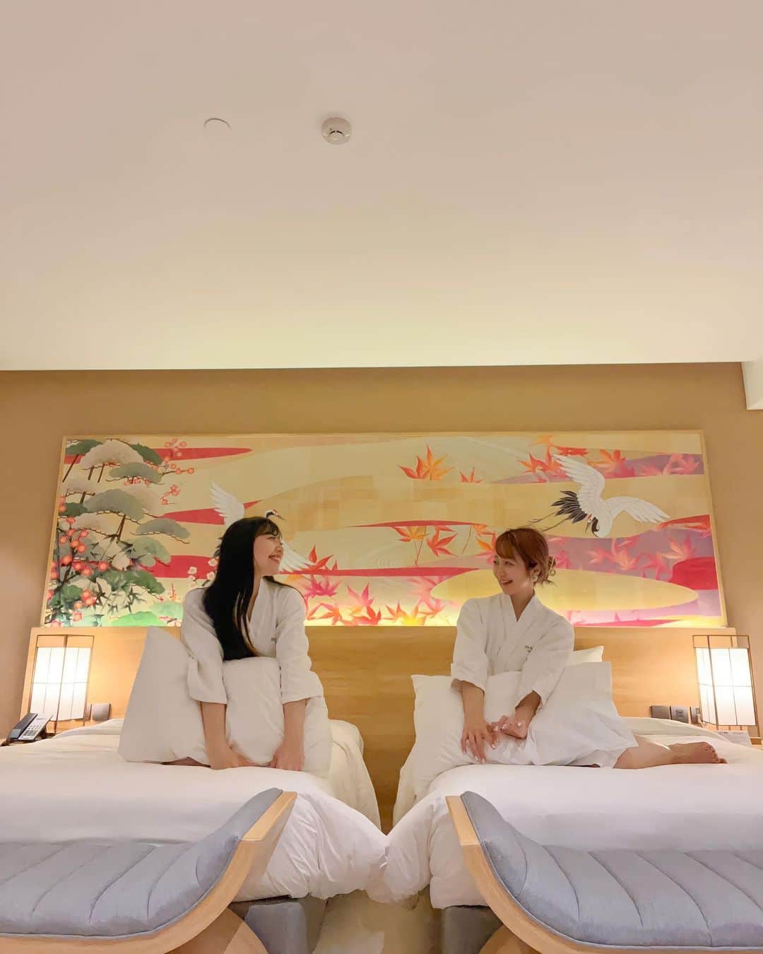 中島奈津希さんのインスタグラム写真 - (中島奈津希Instagram)「👩🏻‍🤝‍👩🏼🏨🌙🇻🇳 ⁡ ⁡ ⁡ プールが充実し過ぎて 前回ほぼプールだけで10スライドが終わった #ダナン三日月 投稿。笑  @danang.mikazuki  ⁡ 今回はお部屋やカフェ、レストランについて🏨🌙 (プールの写真は前回の投稿を見てね👀) ⁡ ⁡ ⁡ ⁡ ⁡ ⁡ ホテルの中にカフェがあったので お出かけする前に行ってみたよ☕️(1枚目) ⁡ ⁡ ☑︎Co Co Cafe ⁡ 目の前にはプールがあるから遊ぶ前後に行っても良さそう🫢✨✨ 私はピスタチオやココナッツ、バナナなどが入ったcocoスムージーを飲んだよ🍹🏝️ フルーティーでめちゃくちゃ美味しくて一瞬でなくなりました。笑 ⁡ ⁡ ⁡ ⁡ ⁡ ⁡ そして、 どうしても紹介したかったお部屋🥹✨✨ ⁡ 3枚目の動画で載せたけど めっっっちゃくちゃ広くない😍😍？！ 全室オーシャンビューだから眺めも最高🫶 全室露天風呂付きだから 景色を眺めながらお風呂に入れるという贅沢空間です😮‍💨♡ ⁡ ⁡ ⁡ 朝ごはんは、 ⁡ ☑︎The Blue でビュッフェ🍴 定番メニューはもちろん、 ベトナム料理や日本食もあったよ🙆🏼‍♂️ 海外旅行の時に日本食があると安心するよね。 そして、しっかり美味しかった♡ ⁡ 私たちはフォーが美味しくておかわりしました。笑 フルーツももりもり食べました。笑 ⁡ ⁡ ⁡ ⁡ ⁡ 最終日には＂AN SPA＂へ💆🏻‍♀️ ⁡ んもーーーーーーー最高😮‍💨♡ ⁡ 施術する前までお姉ときゃっきゃ喋ってたのに 一瞬で喋らなくなるぐらい気持ちよかった😂笑 スタッフの方も優しくて とってもおすすめ🧖🏻‍♀️✨ ⁡ ⁡ ⁡ ⁡ 6枚目は しすてぃーぬさんにおすすめしてもらった ベトナムのサンドイッチ🥪＂#バインミー ＂ ⁡ 持ち帰りしてベランダで食べたよ🫶 味の濃さといい私の大好きな味でした！ これもベトナム行ったらぜひ食べて欲しい🥹🩷 お勧めしてくれたしすてぃーぬさんありがとう！！ 今回は1度しか食べられなかったけど 次は2個以上食べるんだ！！と決意しました。笑 ⁡ ⁡ ⁡ ⁡ ⁡ ⁡ ⁡ ⁡ 内容盛りだくさんなホテル投稿どうだったかな？？🫢🩷 ⁡ ホテルだけでも1日楽しめちゃうし 全部楽しもうと思ったら1日じゃ足りないぐらい いろいろ充実したホテルでした🏨✨ ⁡ 日本語対応のスタッフさんもいるし 初めての方も安心ポイントたくさんだと思う🙆🏼‍♂️ ⁡ --------------------------------------- 🏨 Da Nang Mikazuki Japanese Resorts & Spa/ #ダナン三日月  --------------------------------------- ⁡ ⁡ まだまだダナン投稿つづきます🫡🩷 ☁️☁️☁️☁️☁️☁️☁️☁️☁️☁️☁️☁️☁️☁️ @nakajimasisters_jp ←#中島姉妹 アカウント👭🏻 #DaNangMikazuki #MikazukiWaterPark365 #hotelmikazuki #CongviennuocMikazuki #MikazukiOnsen #Mikazukihotel #Mikazuki  #ダナン三日月 #ダナンホテル #LOVETABI#danang#Vietnamdanang#おなつ旅#おなつ旅inVietnam  @lovetabi_travel」4月6日 19時59分 - nakajima_natsuki
