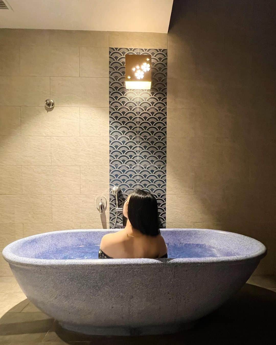 中島奈津希さんのインスタグラム写真 - (中島奈津希Instagram)「👩🏻‍🤝‍👩🏼🏨🌙🇻🇳 ⁡ ⁡ ⁡ プールが充実し過ぎて 前回ほぼプールだけで10スライドが終わった #ダナン三日月 投稿。笑  @danang.mikazuki  ⁡ 今回はお部屋やカフェ、レストランについて🏨🌙 (プールの写真は前回の投稿を見てね👀) ⁡ ⁡ ⁡ ⁡ ⁡ ⁡ ホテルの中にカフェがあったので お出かけする前に行ってみたよ☕️(1枚目) ⁡ ⁡ ☑︎Co Co Cafe ⁡ 目の前にはプールがあるから遊ぶ前後に行っても良さそう🫢✨✨ 私はピスタチオやココナッツ、バナナなどが入ったcocoスムージーを飲んだよ🍹🏝️ フルーティーでめちゃくちゃ美味しくて一瞬でなくなりました。笑 ⁡ ⁡ ⁡ ⁡ ⁡ ⁡ そして、 どうしても紹介したかったお部屋🥹✨✨ ⁡ 3枚目の動画で載せたけど めっっっちゃくちゃ広くない😍😍？！ 全室オーシャンビューだから眺めも最高🫶 全室露天風呂付きだから 景色を眺めながらお風呂に入れるという贅沢空間です😮‍💨♡ ⁡ ⁡ ⁡ 朝ごはんは、 ⁡ ☑︎The Blue でビュッフェ🍴 定番メニューはもちろん、 ベトナム料理や日本食もあったよ🙆🏼‍♂️ 海外旅行の時に日本食があると安心するよね。 そして、しっかり美味しかった♡ ⁡ 私たちはフォーが美味しくておかわりしました。笑 フルーツももりもり食べました。笑 ⁡ ⁡ ⁡ ⁡ ⁡ 最終日には＂AN SPA＂へ💆🏻‍♀️ ⁡ んもーーーーーーー最高😮‍💨♡ ⁡ 施術する前までお姉ときゃっきゃ喋ってたのに 一瞬で喋らなくなるぐらい気持ちよかった😂笑 スタッフの方も優しくて とってもおすすめ🧖🏻‍♀️✨ ⁡ ⁡ ⁡ ⁡ 6枚目は しすてぃーぬさんにおすすめしてもらった ベトナムのサンドイッチ🥪＂#バインミー ＂ ⁡ 持ち帰りしてベランダで食べたよ🫶 味の濃さといい私の大好きな味でした！ これもベトナム行ったらぜひ食べて欲しい🥹🩷 お勧めしてくれたしすてぃーぬさんありがとう！！ 今回は1度しか食べられなかったけど 次は2個以上食べるんだ！！と決意しました。笑 ⁡ ⁡ ⁡ ⁡ ⁡ ⁡ ⁡ ⁡ 内容盛りだくさんなホテル投稿どうだったかな？？🫢🩷 ⁡ ホテルだけでも1日楽しめちゃうし 全部楽しもうと思ったら1日じゃ足りないぐらい いろいろ充実したホテルでした🏨✨ ⁡ 日本語対応のスタッフさんもいるし 初めての方も安心ポイントたくさんだと思う🙆🏼‍♂️ ⁡ --------------------------------------- 🏨 Da Nang Mikazuki Japanese Resorts & Spa/ #ダナン三日月  --------------------------------------- ⁡ ⁡ まだまだダナン投稿つづきます🫡🩷 ☁️☁️☁️☁️☁️☁️☁️☁️☁️☁️☁️☁️☁️☁️ @nakajimasisters_jp ←#中島姉妹 アカウント👭🏻 #DaNangMikazuki #MikazukiWaterPark365 #hotelmikazuki #CongviennuocMikazuki #MikazukiOnsen #Mikazukihotel #Mikazuki  #ダナン三日月 #ダナンホテル #LOVETABI#danang#Vietnamdanang#おなつ旅#おなつ旅inVietnam  @lovetabi_travel」4月6日 19時59分 - nakajima_natsuki