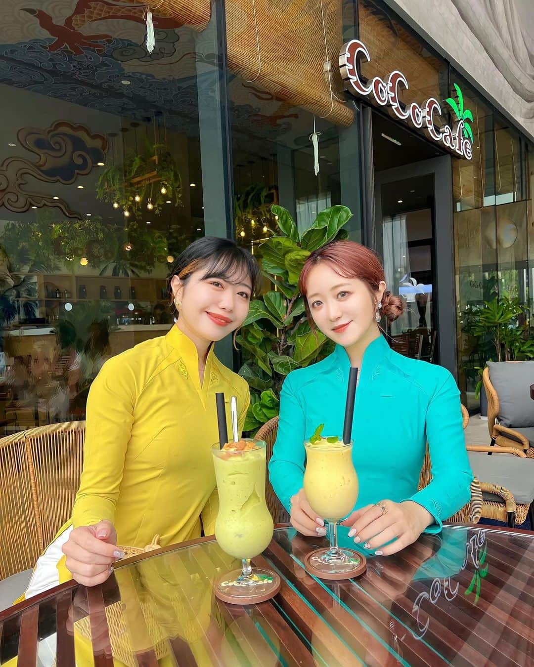 中島奈津希さんのインスタグラム写真 - (中島奈津希Instagram)「👩🏻‍🤝‍👩🏼🏨🌙🇻🇳 ⁡ ⁡ ⁡ プールが充実し過ぎて 前回ほぼプールだけで10スライドが終わった #ダナン三日月 投稿。笑  @danang.mikazuki  ⁡ 今回はお部屋やカフェ、レストランについて🏨🌙 (プールの写真は前回の投稿を見てね👀) ⁡ ⁡ ⁡ ⁡ ⁡ ⁡ ホテルの中にカフェがあったので お出かけする前に行ってみたよ☕️(1枚目) ⁡ ⁡ ☑︎Co Co Cafe ⁡ 目の前にはプールがあるから遊ぶ前後に行っても良さそう🫢✨✨ 私はピスタチオやココナッツ、バナナなどが入ったcocoスムージーを飲んだよ🍹🏝️ フルーティーでめちゃくちゃ美味しくて一瞬でなくなりました。笑 ⁡ ⁡ ⁡ ⁡ ⁡ ⁡ そして、 どうしても紹介したかったお部屋🥹✨✨ ⁡ 3枚目の動画で載せたけど めっっっちゃくちゃ広くない😍😍？！ 全室オーシャンビューだから眺めも最高🫶 全室露天風呂付きだから 景色を眺めながらお風呂に入れるという贅沢空間です😮‍💨♡ ⁡ ⁡ ⁡ 朝ごはんは、 ⁡ ☑︎The Blue でビュッフェ🍴 定番メニューはもちろん、 ベトナム料理や日本食もあったよ🙆🏼‍♂️ 海外旅行の時に日本食があると安心するよね。 そして、しっかり美味しかった♡ ⁡ 私たちはフォーが美味しくておかわりしました。笑 フルーツももりもり食べました。笑 ⁡ ⁡ ⁡ ⁡ ⁡ 最終日には＂AN SPA＂へ💆🏻‍♀️ ⁡ んもーーーーーーー最高😮‍💨♡ ⁡ 施術する前までお姉ときゃっきゃ喋ってたのに 一瞬で喋らなくなるぐらい気持ちよかった😂笑 スタッフの方も優しくて とってもおすすめ🧖🏻‍♀️✨ ⁡ ⁡ ⁡ ⁡ 6枚目は しすてぃーぬさんにおすすめしてもらった ベトナムのサンドイッチ🥪＂#バインミー ＂ ⁡ 持ち帰りしてベランダで食べたよ🫶 味の濃さといい私の大好きな味でした！ これもベトナム行ったらぜひ食べて欲しい🥹🩷 お勧めしてくれたしすてぃーぬさんありがとう！！ 今回は1度しか食べられなかったけど 次は2個以上食べるんだ！！と決意しました。笑 ⁡ ⁡ ⁡ ⁡ ⁡ ⁡ ⁡ ⁡ 内容盛りだくさんなホテル投稿どうだったかな？？🫢🩷 ⁡ ホテルだけでも1日楽しめちゃうし 全部楽しもうと思ったら1日じゃ足りないぐらい いろいろ充実したホテルでした🏨✨ ⁡ 日本語対応のスタッフさんもいるし 初めての方も安心ポイントたくさんだと思う🙆🏼‍♂️ ⁡ --------------------------------------- 🏨 Da Nang Mikazuki Japanese Resorts & Spa/ #ダナン三日月  --------------------------------------- ⁡ ⁡ まだまだダナン投稿つづきます🫡🩷 ☁️☁️☁️☁️☁️☁️☁️☁️☁️☁️☁️☁️☁️☁️ @nakajimasisters_jp ←#中島姉妹 アカウント👭🏻 #DaNangMikazuki #MikazukiWaterPark365 #hotelmikazuki #CongviennuocMikazuki #MikazukiOnsen #Mikazukihotel #Mikazuki  #ダナン三日月 #ダナンホテル #LOVETABI#danang#Vietnamdanang#おなつ旅#おなつ旅inVietnam  @lovetabi_travel」4月6日 19時59分 - nakajima_natsuki