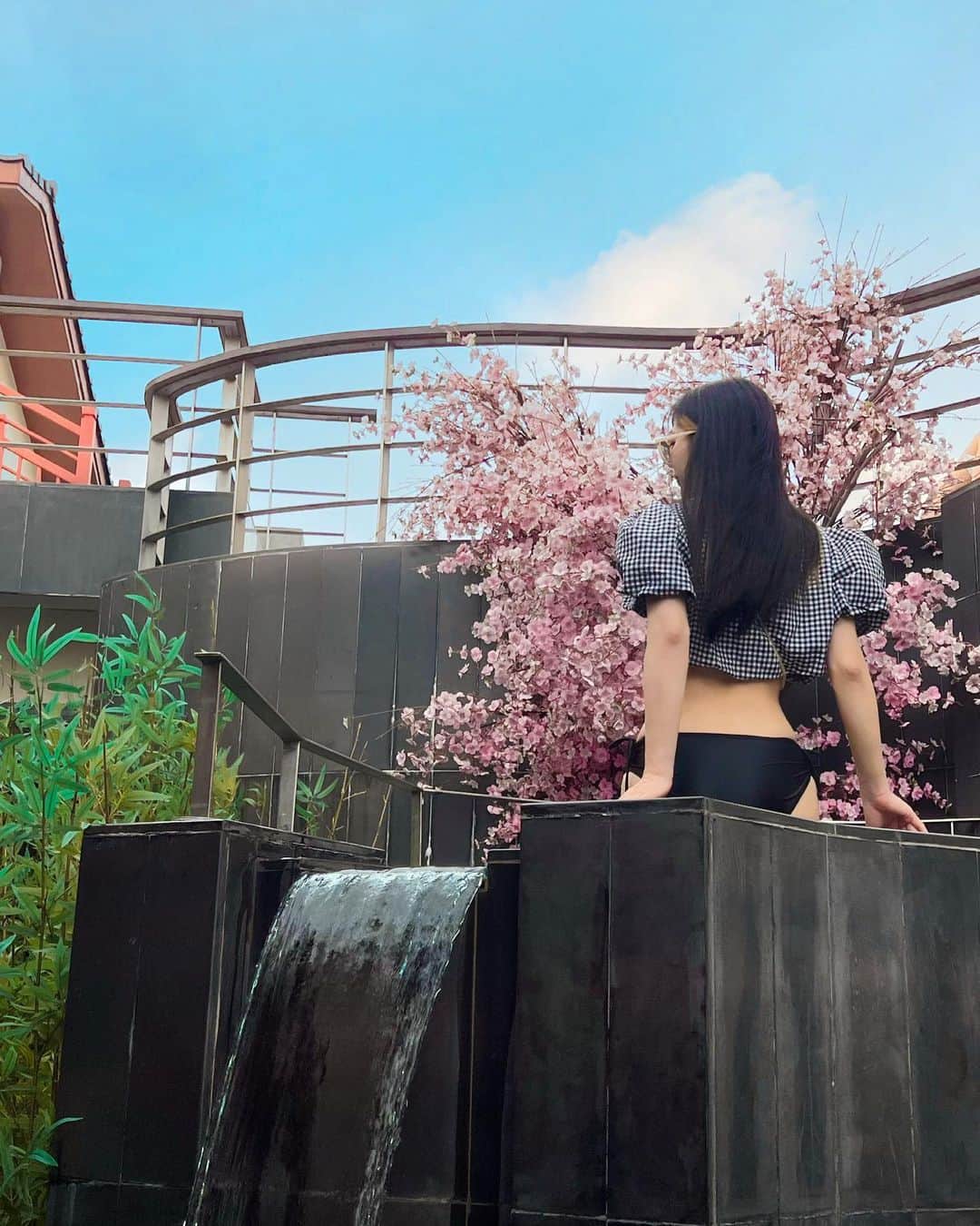 中島奈津希さんのインスタグラム写真 - (中島奈津希Instagram)「👩🏻‍🤝‍👩🏼🏨🌙🇻🇳 ⁡ ⁡ ⁡ プールが充実し過ぎて 前回ほぼプールだけで10スライドが終わった #ダナン三日月 投稿。笑  @danang.mikazuki  ⁡ 今回はお部屋やカフェ、レストランについて🏨🌙 (プールの写真は前回の投稿を見てね👀) ⁡ ⁡ ⁡ ⁡ ⁡ ⁡ ホテルの中にカフェがあったので お出かけする前に行ってみたよ☕️(1枚目) ⁡ ⁡ ☑︎Co Co Cafe ⁡ 目の前にはプールがあるから遊ぶ前後に行っても良さそう🫢✨✨ 私はピスタチオやココナッツ、バナナなどが入ったcocoスムージーを飲んだよ🍹🏝️ フルーティーでめちゃくちゃ美味しくて一瞬でなくなりました。笑 ⁡ ⁡ ⁡ ⁡ ⁡ ⁡ そして、 どうしても紹介したかったお部屋🥹✨✨ ⁡ 3枚目の動画で載せたけど めっっっちゃくちゃ広くない😍😍？！ 全室オーシャンビューだから眺めも最高🫶 全室露天風呂付きだから 景色を眺めながらお風呂に入れるという贅沢空間です😮‍💨♡ ⁡ ⁡ ⁡ 朝ごはんは、 ⁡ ☑︎The Blue でビュッフェ🍴 定番メニューはもちろん、 ベトナム料理や日本食もあったよ🙆🏼‍♂️ 海外旅行の時に日本食があると安心するよね。 そして、しっかり美味しかった♡ ⁡ 私たちはフォーが美味しくておかわりしました。笑 フルーツももりもり食べました。笑 ⁡ ⁡ ⁡ ⁡ ⁡ 最終日には＂AN SPA＂へ💆🏻‍♀️ ⁡ んもーーーーーーー最高😮‍💨♡ ⁡ 施術する前までお姉ときゃっきゃ喋ってたのに 一瞬で喋らなくなるぐらい気持ちよかった😂笑 スタッフの方も優しくて とってもおすすめ🧖🏻‍♀️✨ ⁡ ⁡ ⁡ ⁡ 6枚目は しすてぃーぬさんにおすすめしてもらった ベトナムのサンドイッチ🥪＂#バインミー ＂ ⁡ 持ち帰りしてベランダで食べたよ🫶 味の濃さといい私の大好きな味でした！ これもベトナム行ったらぜひ食べて欲しい🥹🩷 お勧めしてくれたしすてぃーぬさんありがとう！！ 今回は1度しか食べられなかったけど 次は2個以上食べるんだ！！と決意しました。笑 ⁡ ⁡ ⁡ ⁡ ⁡ ⁡ ⁡ ⁡ 内容盛りだくさんなホテル投稿どうだったかな？？🫢🩷 ⁡ ホテルだけでも1日楽しめちゃうし 全部楽しもうと思ったら1日じゃ足りないぐらい いろいろ充実したホテルでした🏨✨ ⁡ 日本語対応のスタッフさんもいるし 初めての方も安心ポイントたくさんだと思う🙆🏼‍♂️ ⁡ --------------------------------------- 🏨 Da Nang Mikazuki Japanese Resorts & Spa/ #ダナン三日月  --------------------------------------- ⁡ ⁡ まだまだダナン投稿つづきます🫡🩷 ☁️☁️☁️☁️☁️☁️☁️☁️☁️☁️☁️☁️☁️☁️ @nakajimasisters_jp ←#中島姉妹 アカウント👭🏻 #DaNangMikazuki #MikazukiWaterPark365 #hotelmikazuki #CongviennuocMikazuki #MikazukiOnsen #Mikazukihotel #Mikazuki  #ダナン三日月 #ダナンホテル #LOVETABI#danang#Vietnamdanang#おなつ旅#おなつ旅inVietnam  @lovetabi_travel」4月6日 19時59分 - nakajima_natsuki