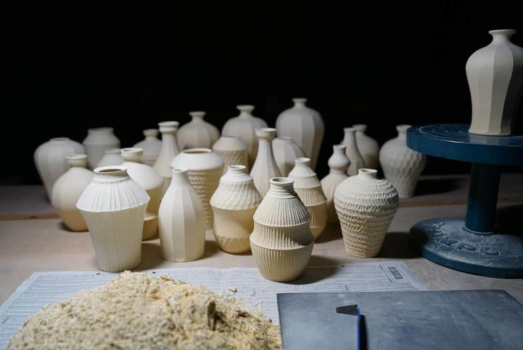 阿部春弥のインスタグラム：「・ I was shaving several small vases today. ・ 小さい花器をいろいろと ・ #pottery#porcelain#ceramics#vase#abeharuya #阿部春弥」