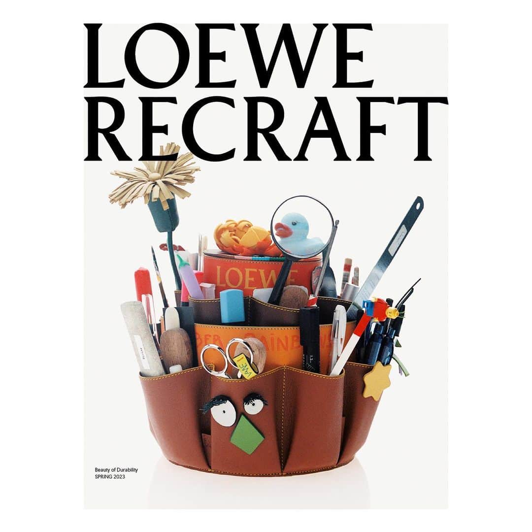 のインスタグラム：「. LOEWE ReCraft 2023 4/12(wed)  NEW OPEN At 8F GREEN AGE  「LOEWE ReCraft (ロエベ リクラフト)」世代を超えて循環するクラフト。 1846年マドリードで革工房として創業した「ロエベ」は、「ロエベ」の革製品の修理と補修を専門とする新ストア「LOEWE ReCraft」(ロエベ リクラフト)をオープン。コルクなど再生素材が使われた店内では、余剰レザーから作り上げたバスケットバッグなど限定アイテムも販売。  〈OPEN 限定アイテム〉 Page2-4 バスケットバッグ スモール　各68,200円   Page5‐6 ウーブンバスケットバッグスモール　各278,300円  ※数に限りがございます。※画像はイメージです。 販売方法につきましては、@hankyu_greenage にてお知らせいたします。  自然との新たな関わり方を模索し、生活者やブランド、地域と、持続可能で豊かな未来を共創する新たな売り場「GREEN AGE」が2023.04.12(水)にオープン。  #loewe #ロエベ #greenage #グリーンエイジ  #hankyumode #hankyu #阪急百貨店 #阪急本店 #うめはん #自然共生 #自然 #ウェルネス #アウトドア #グリーン #植物 #サステナブル #持続可能 #ライフスタイル #バッグ」