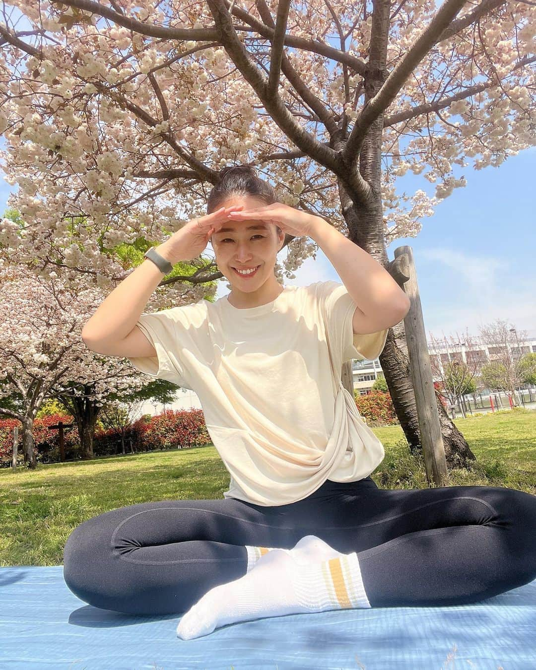 西岡詩穂のインスタグラム：「🌸🧘‍♀️✨☀️  昨日の暖かさ最高でしたね☀️🌿 そして、今日は台風来たんかと思うくらい風が強かった🌬  花粉全部どっかに飛んで行ってたらいいな🤧笑  ヨガウェアとかマット持ち歩く時も @qbag_japan はオススメです♡  #yoga #yogainstructor #ヨガ #オンラインヨガ #オンラインヨガレッスン #パーソナルヨガ #ヨガインストラクター #青空ヨガ #日光浴で免疫力アップ #太陽が好き」