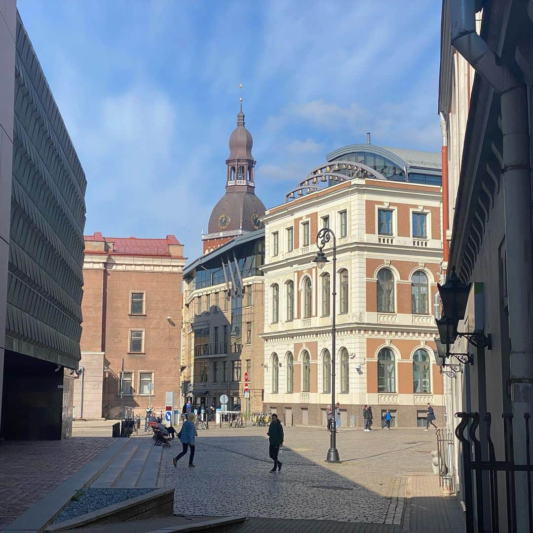 謝村梨帆さんのインスタグラム写真 - (謝村梨帆Instagram)「ラトビアのリガ🇱🇻の旧市街は世界遺産になってて絵本の中の世界みたいで建物が可愛すぎた🧡バルト三国のパリと呼ばれていたらしい🤭どこ行っても絵になるし、19世紀からの本物の古い建物で街歩きしてるだけで楽しい☺️ドイツ人によって建築された街でドイツの影響を強く受けた建築がたくさんあります✨ 有名なのが 2枚目:今は博物館になってるブラックヘッドハウス 3枚目:猫の家 当時ドイツ人じゃないと加入できなかった商工組合に入りたかったラトビアの商人が怒って、猫のお尻は商工組合の方向に向けて建てたとされる 6枚目三人兄弟の家 白いのが15世紀に建てられた最古の建物で窓税があったから窓が小さかったみたい。黄色と青のが17世紀の建物 時代によって違うのが面白いね✨ おしゃれカフェとかヨーロッパ最大級のリガ中央市場もおすすめ🧡東京ドームも1.5倍ちょっと広いマーケットではいろんなものが売ってて見てて楽しい❣️ 9月に行ったけど紅葉がきれいだった🍁リガでの思い出は、リトアニアから友達の車に乗せてもらって、国境越えはパスポートいらないって言われたから持って来なかったら、(車で行く場合は検問所なし)私だけ延泊して1人で高速バスで帰ろうとしたらパスポートないと乗せてもらえないことが発覚😇考えてみれば当たり前だけど💦最終便でチケットも買ってて、バス停で立ち尽くしてたらドライバーさんのお情けで乗せてくれた🥹2回目はないよってとっても厳しく言われたけど優しくて本当に感謝🙏 パスポートはちゃんと持っていきましょう。  #traveltogermany #traveltoeurope #worldtravel #liveineurope#rigaoldtown #blackheadhouse #cathouse  #海外移住 #ヨーロッパ移住 #世界旅行 #ヨーロッパ旅行 #月1海外旅行 #海外旅行 #ラトビア #ラトビア旅行 #リガ #猫の家 #ブラックヘッド #三人兄弟の家」4月6日 20時13分 - rihointernational