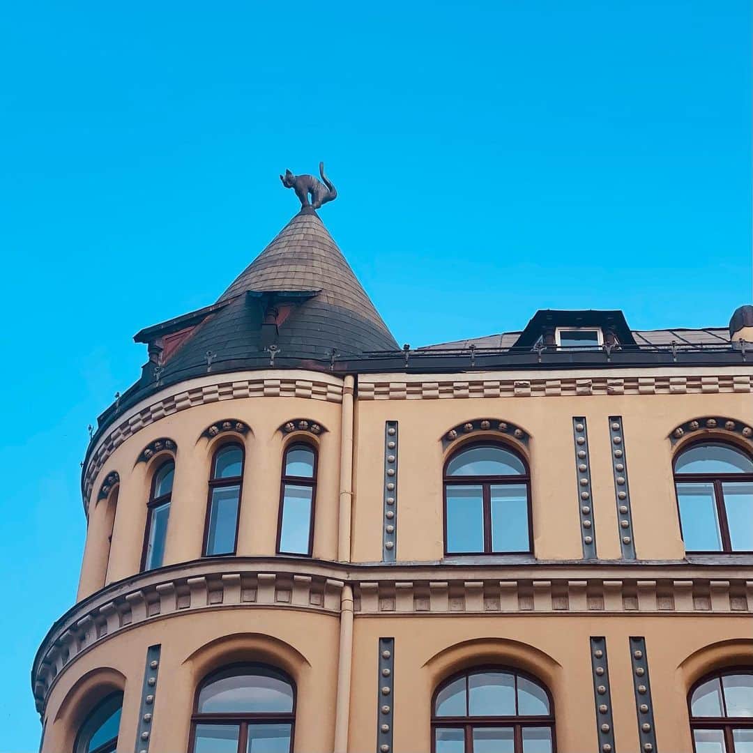 謝村梨帆さんのインスタグラム写真 - (謝村梨帆Instagram)「ラトビアのリガ🇱🇻の旧市街は世界遺産になってて絵本の中の世界みたいで建物が可愛すぎた🧡バルト三国のパリと呼ばれていたらしい🤭どこ行っても絵になるし、19世紀からの本物の古い建物で街歩きしてるだけで楽しい☺️ドイツ人によって建築された街でドイツの影響を強く受けた建築がたくさんあります✨ 有名なのが 2枚目:今は博物館になってるブラックヘッドハウス 3枚目:猫の家 当時ドイツ人じゃないと加入できなかった商工組合に入りたかったラトビアの商人が怒って、猫のお尻は商工組合の方向に向けて建てたとされる 6枚目三人兄弟の家 白いのが15世紀に建てられた最古の建物で窓税があったから窓が小さかったみたい。黄色と青のが17世紀の建物 時代によって違うのが面白いね✨ おしゃれカフェとかヨーロッパ最大級のリガ中央市場もおすすめ🧡東京ドームも1.5倍ちょっと広いマーケットではいろんなものが売ってて見てて楽しい❣️ 9月に行ったけど紅葉がきれいだった🍁リガでの思い出は、リトアニアから友達の車に乗せてもらって、国境越えはパスポートいらないって言われたから持って来なかったら、(車で行く場合は検問所なし)私だけ延泊して1人で高速バスで帰ろうとしたらパスポートないと乗せてもらえないことが発覚😇考えてみれば当たり前だけど💦最終便でチケットも買ってて、バス停で立ち尽くしてたらドライバーさんのお情けで乗せてくれた🥹2回目はないよってとっても厳しく言われたけど優しくて本当に感謝🙏 パスポートはちゃんと持っていきましょう。  #traveltogermany #traveltoeurope #worldtravel #liveineurope#rigaoldtown #blackheadhouse #cathouse  #海外移住 #ヨーロッパ移住 #世界旅行 #ヨーロッパ旅行 #月1海外旅行 #海外旅行 #ラトビア #ラトビア旅行 #リガ #猫の家 #ブラックヘッド #三人兄弟の家」4月6日 20時13分 - rihointernational