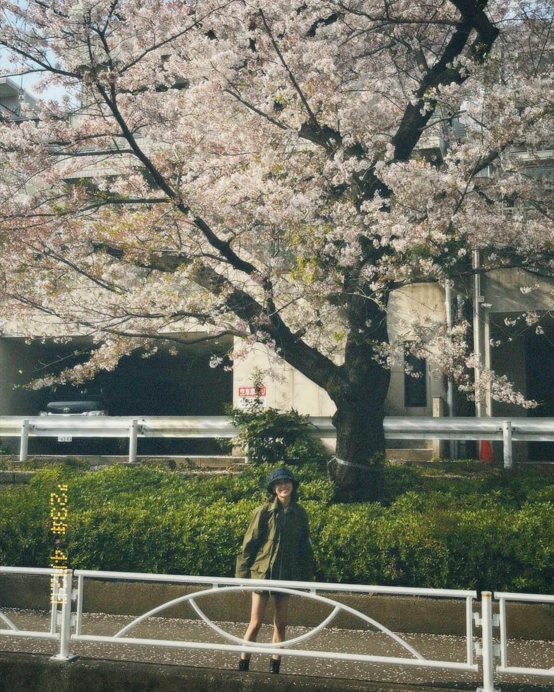 守屋茜のインスタグラム：「🌸🍃 outer: @sacaiofficial × @wtaps_tokyo  pants: @patou  shoes: @therow  hat: @wtaps_tokyo」