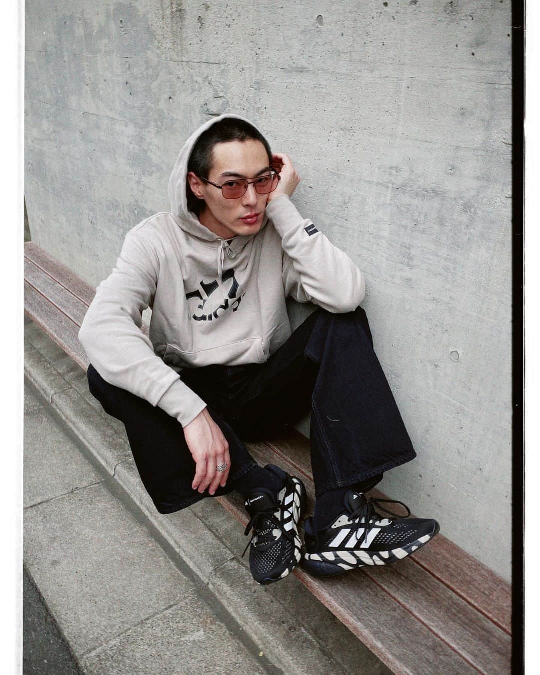 岩崎拓馬のインスタグラム：「🌼🌼🌼🌼 . . ADIDAS X MARIMEKKO  @adidastokyo  × @marimekkojapan   印象的なプリントと優れた機能性、 1960 年代を思わせるこの絶妙なカラーリングが とってもお気に入り💘💘💘💘  私服にもトレーニングにも スタイリングしやすいアイテムは嬉しい🫰🏻  次はもっとヘルシーな コーディネート組んでみよっと🫡❤️‍🔥  みんなは何枚目がすき？ . . #adidas #MARIMEKKO #yesmarimekko #happytime」