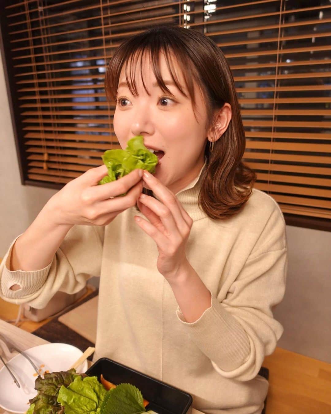 的場絢香さんのインスタグラム写真 - (的場絢香Instagram)「// 韓国焼肉 // ⁡ どーんっと大きなお肉！ ⁡ お肉を葉物野菜に包んで食べる 韓国焼肉のサンパ🥩🥬🥢 お肉や野菜の種類がたくさん♩ キムチ、ナムル、韓国海苔なども セットでついてくるから楽しめました~！ ⁡ 出来立て生キムチがめちゃうまだった！ (ぜひ食べてほしい。) ⁡ ／ 　🗣️ここで、うれしいお知らせ~！ ＼ ⁡ さぶろくさん1周年記念！ ということで、コラボ企画♡♡♡ わたしのフォロワーさん限定！ ⚪︎ @subloc18 をフォロー ⚪︎ 注文の際、マトバのインスタ見た  ↪︎ 人気の〝出来立て生キムチ〟プレゼント✨ 　(1組1品。期間：2023年5月末まで。) ⁡  YouTubeにアップしたので 見てください~❣️  _ _ _ ⁡ 📍白山市北安田西 　葉肉さぶろく _ _ _ ⁡ 実は2階がおしゃれなBARなんです🥃 1階で焼肉楽しんで、 二次会でもわいわいできちゃいますよ！ ⁡ _ _ _ #石川県 #白山グルメ #韓国焼肉 #マトバの石川グルメ」4月6日 20時11分 - ayaka_matoba