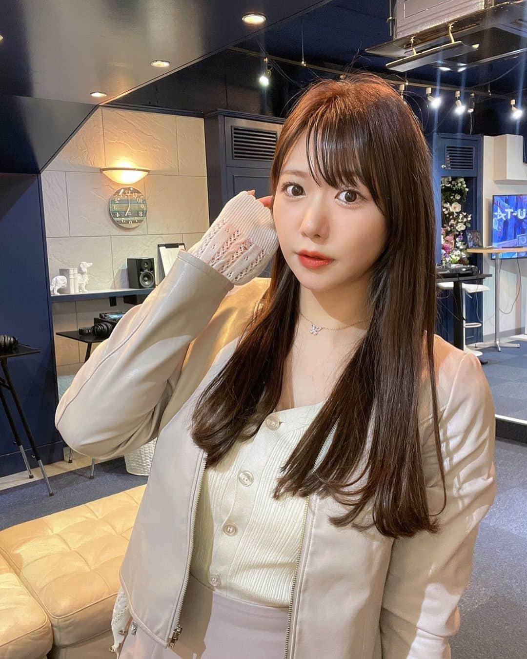 藤崎里菜のインスタグラム：「暗髪ロングヘア復活しました❤︎ ボブとどっちが好きだった？  担当はいつも同じく @revol_shibuya さん✨  最近はボイトレとかDJレッスンとか 色んなレッスンがんばってるよ🎧  早くみんなの前で披露できるようになりたいな⑅  今夜はTikTokライブで誕生日カウントダウン配信するので みんな来てね✨  #渋谷 #shibuya #美容院 #ヘアカラー #ベージュカラー #グレージュ #ベージュグレージュ #エクステ #ボブからロング #DJ #ボイトレ」