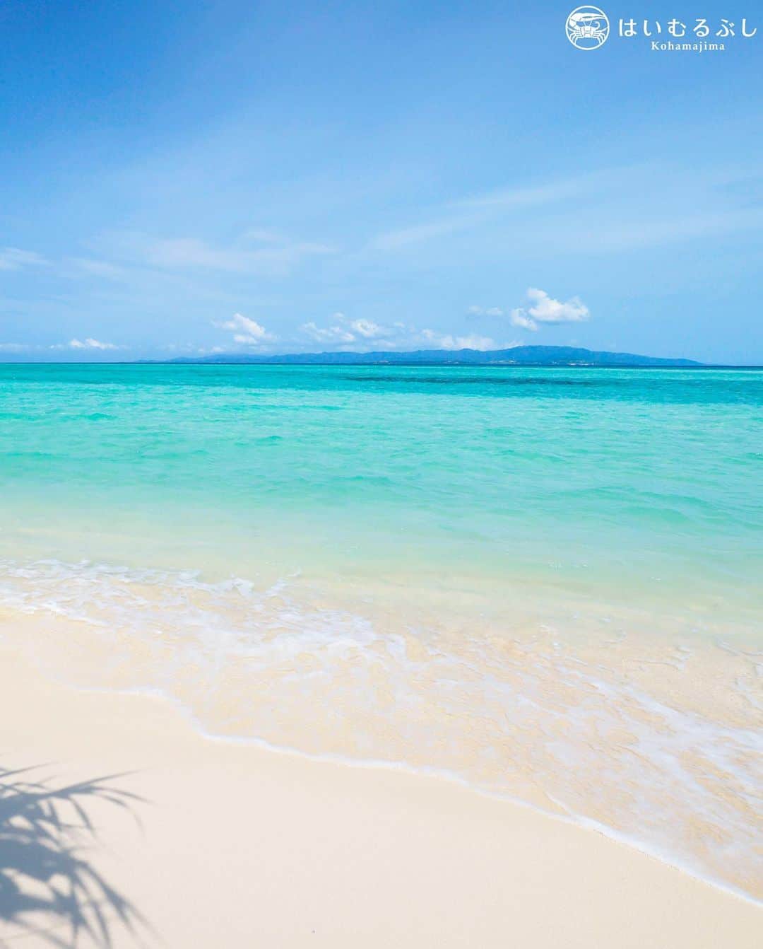 HAIMURUBUSHI はいむるぶしさんのインスタグラム写真 - (HAIMURUBUSHI はいむるぶしInstagram)「小浜島・はいむるぶしから癒しの風景をお届けします。 竹富島のコンドイビーチから望む小浜島の景色… 西表島と重なるように小浜島を観ることができます。 #沖縄 #八重山諸島 #旅行 #離島 #サンゴ礁 #海 #景色 #竹富島 #西表島 #小浜島 #ゴールデンウィーク #リゾート #ホテル #はいむるぶし  #japan #okinawa #island #coral #sea #beautiful #scenery #travel #summer #vacation #resort #hotel #haimurubushi」4月6日 20時22分 - haimurubushi_resorts