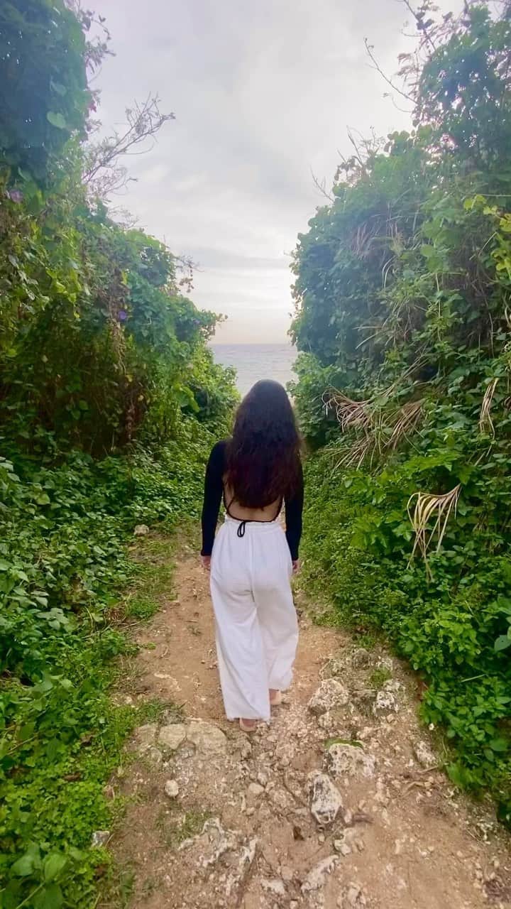MAYUのインスタグラム：「#沖縄 #旅行 #旅 #海 #ビーチ #beach #tabijyo_beach  #旅スタグラム # #旅ジェニック  #旅行好き  #海外トレンド #海外コーデ #beachlife  #fashiongirl  #トラベル #travel  #japantravel  #Japantrip #trip #okinawa」