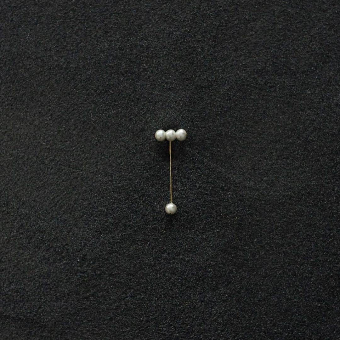 青木友里のインスタグラム：「2012 - 2023 ○ aokiyuri earring collection ・ 2012年より"細胞分裂"をコンセプトに作り始めたイヤリングのデザイン達。 改めて今年は一つ一つちょこっと解説と共に載せていこうと思います○ ・ ウエディングでも人気のデザインで両耳同じデザインを選ばれる方が多く @theaokiyurishop ではsetでもご覧いただけるデザインです○ ほんのちょっとポイントが欲しい方におススメ○ ・ イベントでは片耳に軟骨部分で着けられる方が多くいつも新しい印象をいただきます。 ・ 【¥4000+ tax】 : イヤリング、ピアス : 真鍮金具 / 真鍮金メッキチェーン / コットンパールのみ ・ photographer / @____sakki.____ supervision / @com_by_kumanagement」