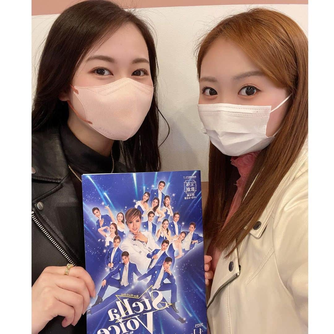 麻倉しずくのインスタグラム：「💙🤍💙🤍  あんちゃんと バウホール公演 Stella Voice を観劇させて頂きました🫶  とっても楽しく 皆さん本当に素敵で 星組の公演の曲もたくさんあり とても懐かしく感じました🥺  あんちゃんとは フェアウェルの時に少し会っただけだったので、 ゆっくり話せて嬉しかったです🤍  #星組 #StellaVoice  #天華えまさん ♡ #光莉あん ちゃん ♡ #101期 #104期」