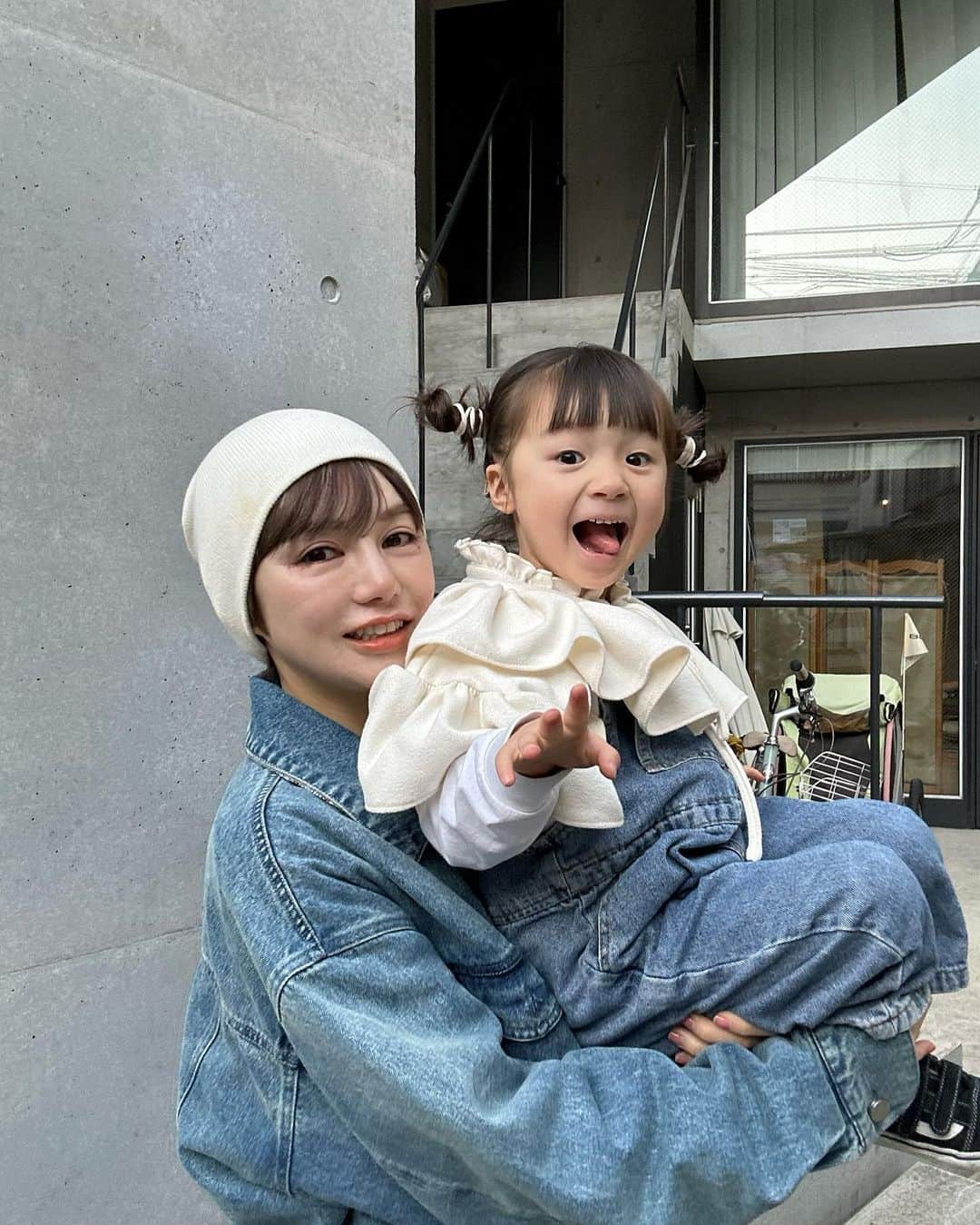 長谷川あやのインスタグラム：「・ 長いです。春休み。笑 ご近所の遊び場は擦り切れるほど周りネタ切れ😇 夏休みどうなってしまうのかと今から怯えています🙏  最後の動画は 『反抗期とかやめてね🤣？』と 数年後の心配をするかーちゃんを 適当にあしらう娘。笑 （秒速でパパの元へ消えた💨） in家族でお世話になりまくってる焼肉屋さん🍖  最近いろいろと お手伝いしてくれたり助けてくれたりと 本当に相棒みたいな、、、👩‍🦰👧🫶 これからもよろしく頼むぞー♡  #3歳#3歳10ヶ月#子供のいる生活#女の子ママ#小夏のいる生活」