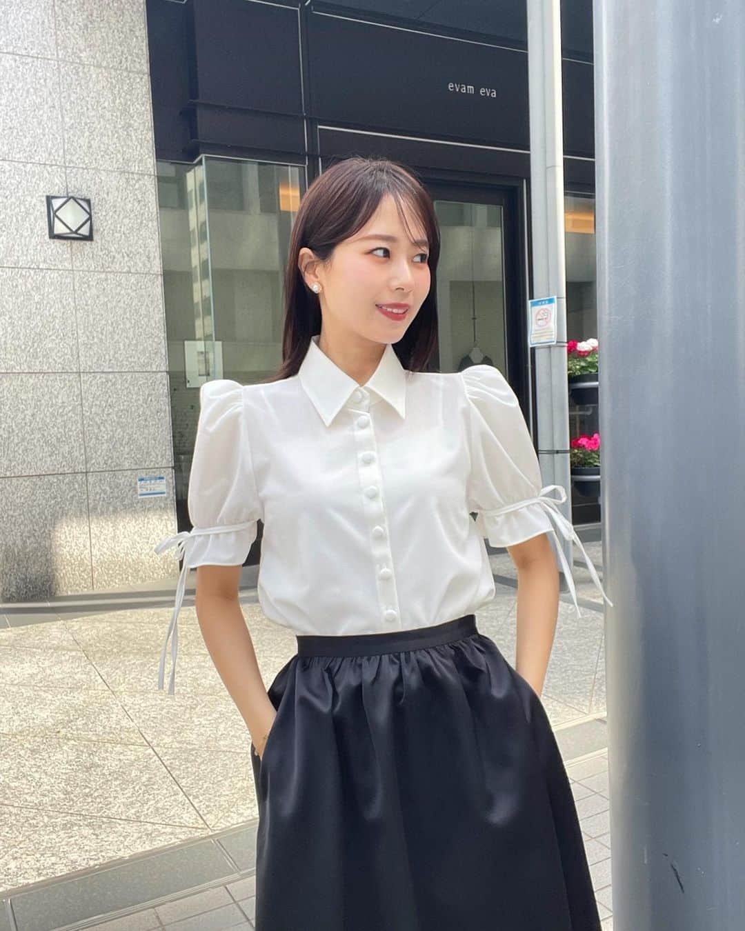 ハンナミのインスタグラム：「new blouse ☁️🤍  発売前からお問い合わせいただいた こちらの新作ブラウスも 明日21:00- ご予約開始です ♩✨  袖部分のリボンをきゅっと結ぶとかわいいんです ♡」