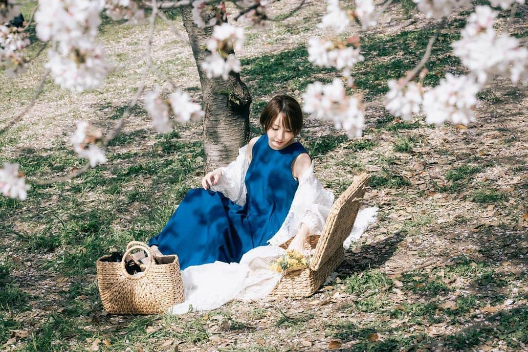 AYAのインスタグラム：「picnic.  @makun_1014_photo   #透明感 #爽やか #フィルム風 #エモい #おんなのこフェチ#白紙の1ページ #女の子の可愛い追求部隊 #束の間の彼女 #みんすと#幸せフィルム#超えるぞ2021 #スクリーンに恋して#今日もX日和#ワタシノニチイ#日常に魔法をかけて#私の写真もっと広まれ #hueart_life#main_vision#makeportraits#一瞬を一生の想い出に#碧と透明感的なそれ#私の記憶のカケラ#ノスタルジーな瞬間を#淡く切なく儚い記憶#毎日が笑顔で溢れてる#何気ない日常に感謝#撮るを楽しむ#フォトウォーク」