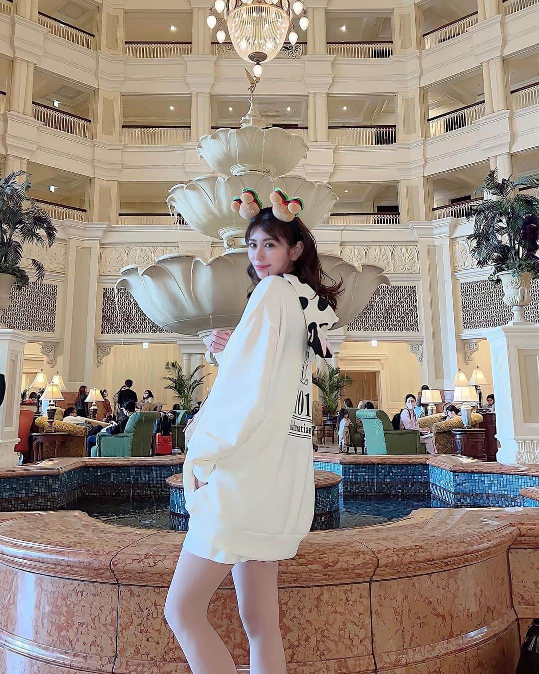 倉岡生夏のインスタグラム：「ディズニーコーデ♡🐩 ・ 新しいカチューシャ付けて、101匹わんちゃんパーカーでおそろコーデした♡ ハンバーガー🍔の主張が強すぎる笑笑 シェフミッキーでごはんたべて、ランドホテルのコンビニでBuZZグッツ買ったよ〜♪ ミッキーとの写真、色が悪かった🥲 ４０周年たのしみだねぇ❣️❣️ ・ ・ ・ ・ ・ ・  #ディズニーコーデ #大人カジュアル #大人カジュアル #ディズニーフード #ディズニーカチューシャ #ディズニーグッズ #ディズニーランドホテル #101匹わんちゃん #ディズニー好きな人と繋がりたい #ディズニー好き #ディズニーランド #ディズニー写真部 #ディズニーリゾート #ディズニーアンバサダーホテル #シェフミッキー #japanesegirl #disneyjapan」