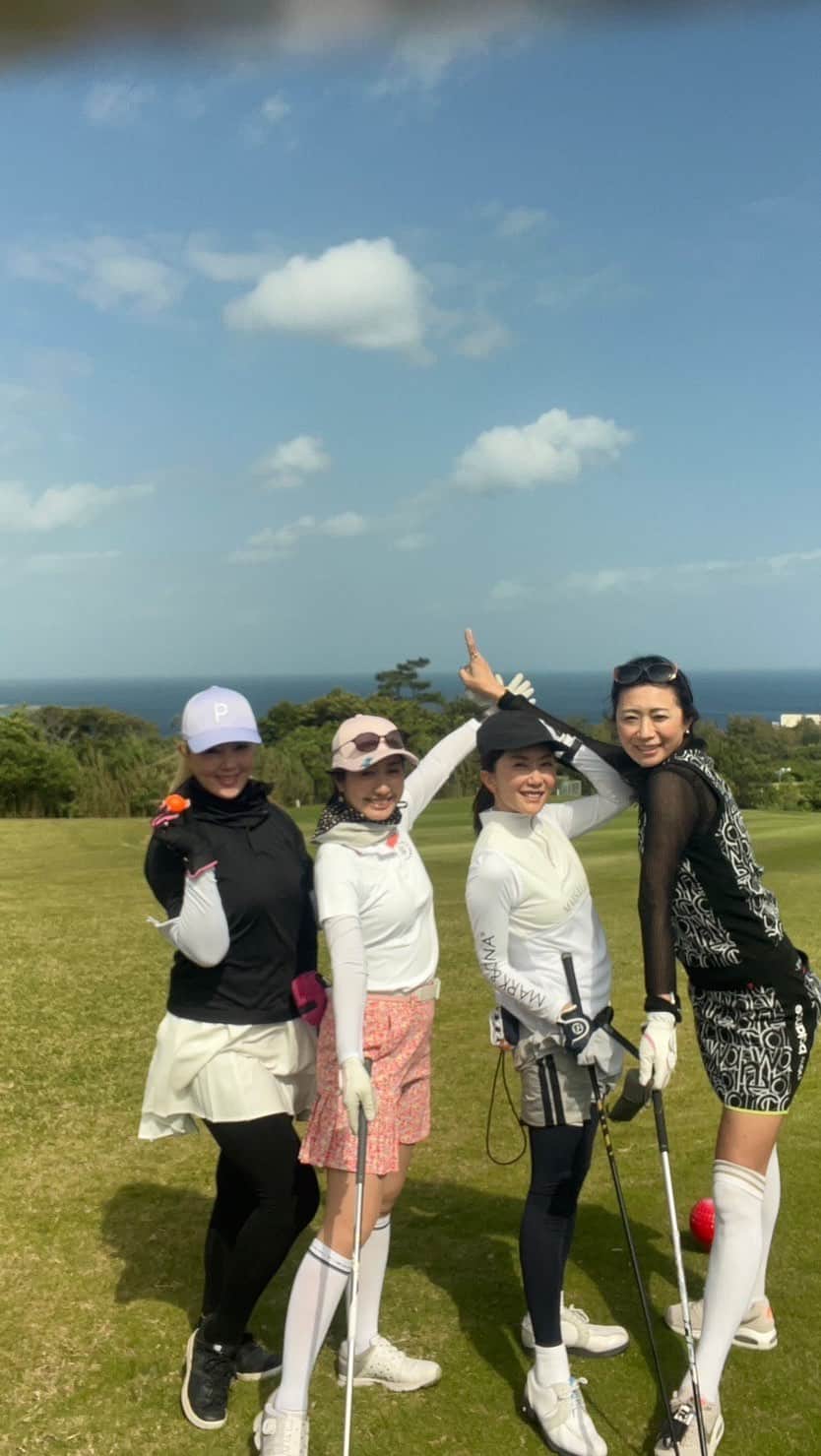 坂田陽子のインスタグラム：「はい。 飲んでばかりじゃなく、合宿の目的はゴルフです🤣 ・ 暑くも寒くもなくお天気に恵まれ心地よい海風に吹かれながらの #美らオーチャードゴルフ倶楽部  でのプレイ。顎高バンカーに度々捕まり悔しい思いもしましたが🤣 とにかく海見えコースが多くて 空に吸い込まれる様なドライバーショットが打てた時には最高に良い気分。 へなちょこだけどやっぱりゴルフは楽しい！ ・ 最近の沖縄のゴルフ場はかなりプレイフィーが上がってる印象だけど、 こちらの美らオーチャードは良心的なお値段でしかもご飯が美味しい。 そして、スタッフの皆さんがとても親切😊 また来たいゴルフ場です。 バンカーな。。 攻略しないと、、🤣🤣 ・ #沖縄ゴルフ　#沖縄ゴルフ合宿 #へなちょこゴルフ #ゴルフ女子　#美らオーチャード #ゴルフシューズ　#旦那のと間違えて #ミッキーマウスみたいだったけど🤣 #レンタルシューズで乗り切った」